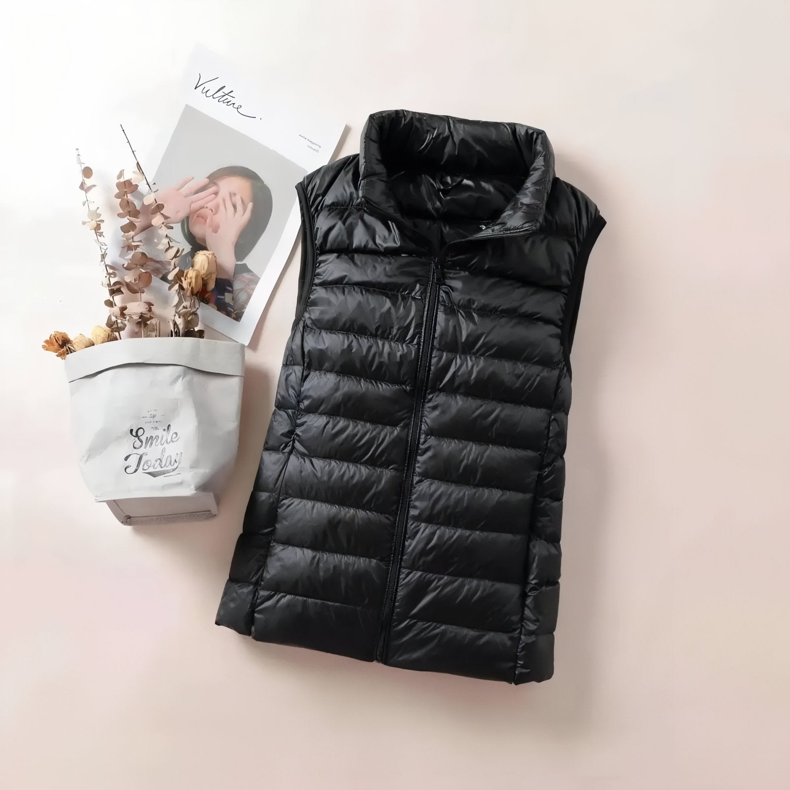 Doudoune Sans Manche Randonnée Femme mise en scène avec accessoires - Fuchsia - Violet - Rouge - Bordeaux - Taupe - Bleu Marine - Vert - Rose Poudré - Noir - Bleu Ciel