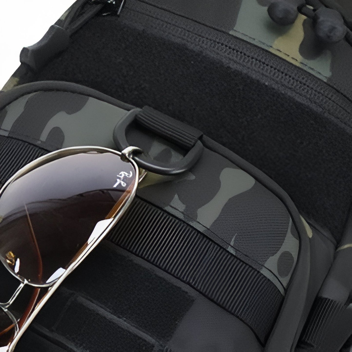 Sac Bandoulière Homme Pour Randonnée gros plan sangle et zip - Beige Sable - Noir Camouflage - Noir