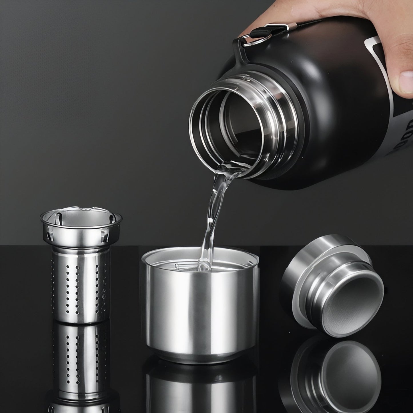 Gourde Inox 1 Litre gros plan versement eau - Inox - Noir Mat
