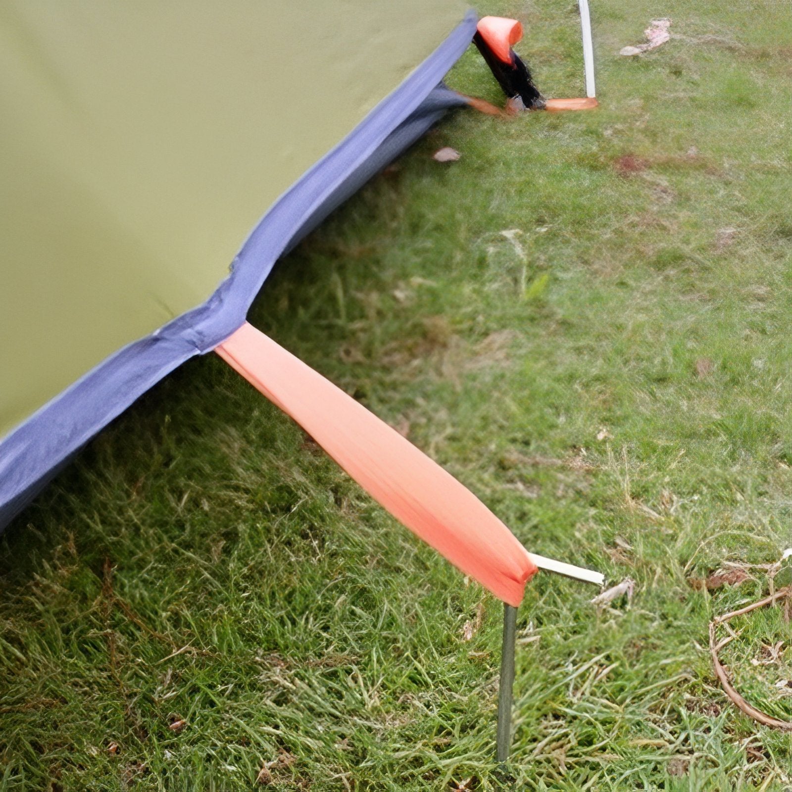 Tente Bivouac 2 Places Légère détail des piquets - Vert Lime et Gris Foncé - Orange Brillant - Bleu Ciel