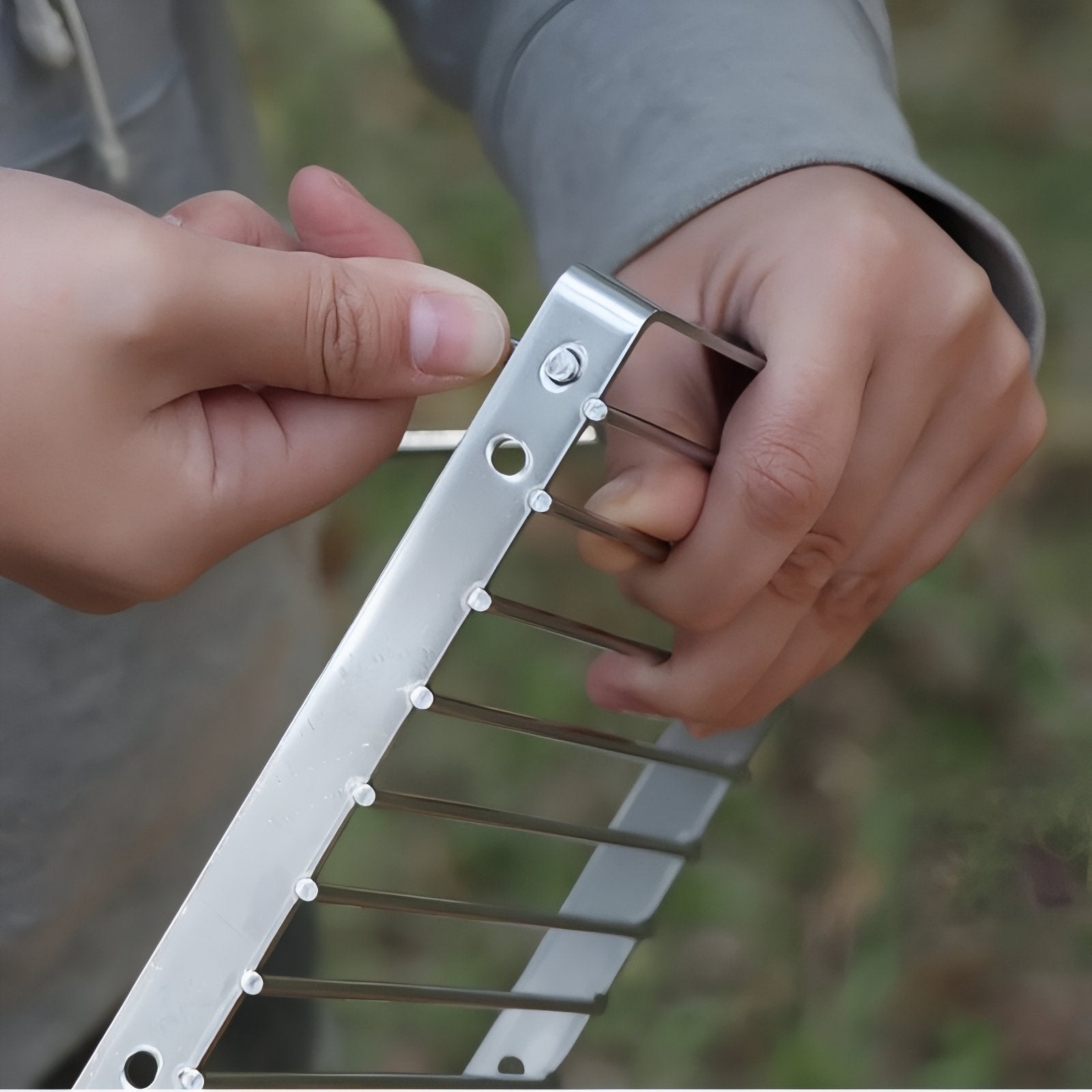 Grille De Cuisson Pour Réchaud À Gaz gros plan manipulation