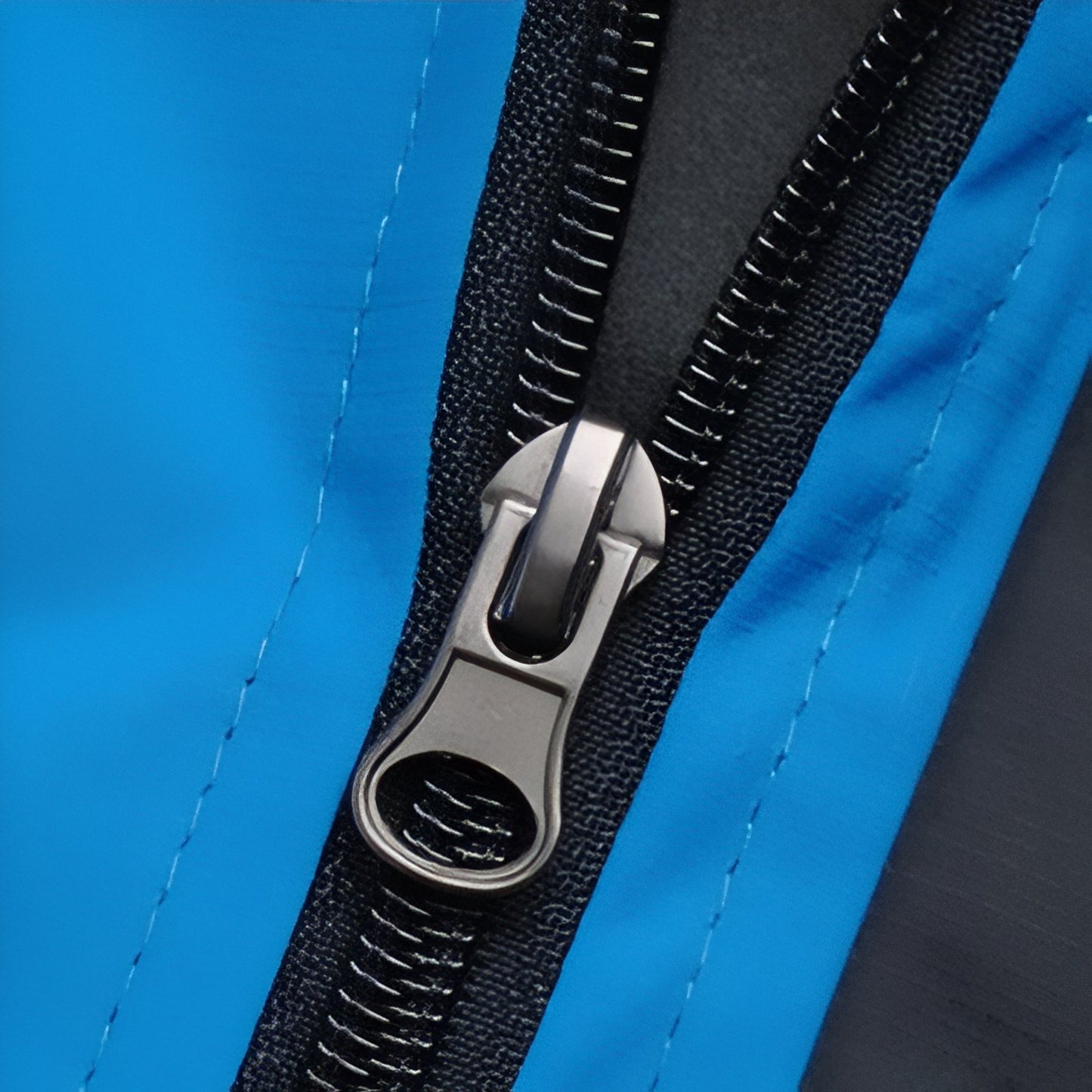 Veste Randonnée Imperméable Respirante Homme gros plan fermeture zippée - Bleu Ciel et Noir - Rouge et Noir - Vert Olive et Noir - Bleu Marine et Noir - Noir et Jaune