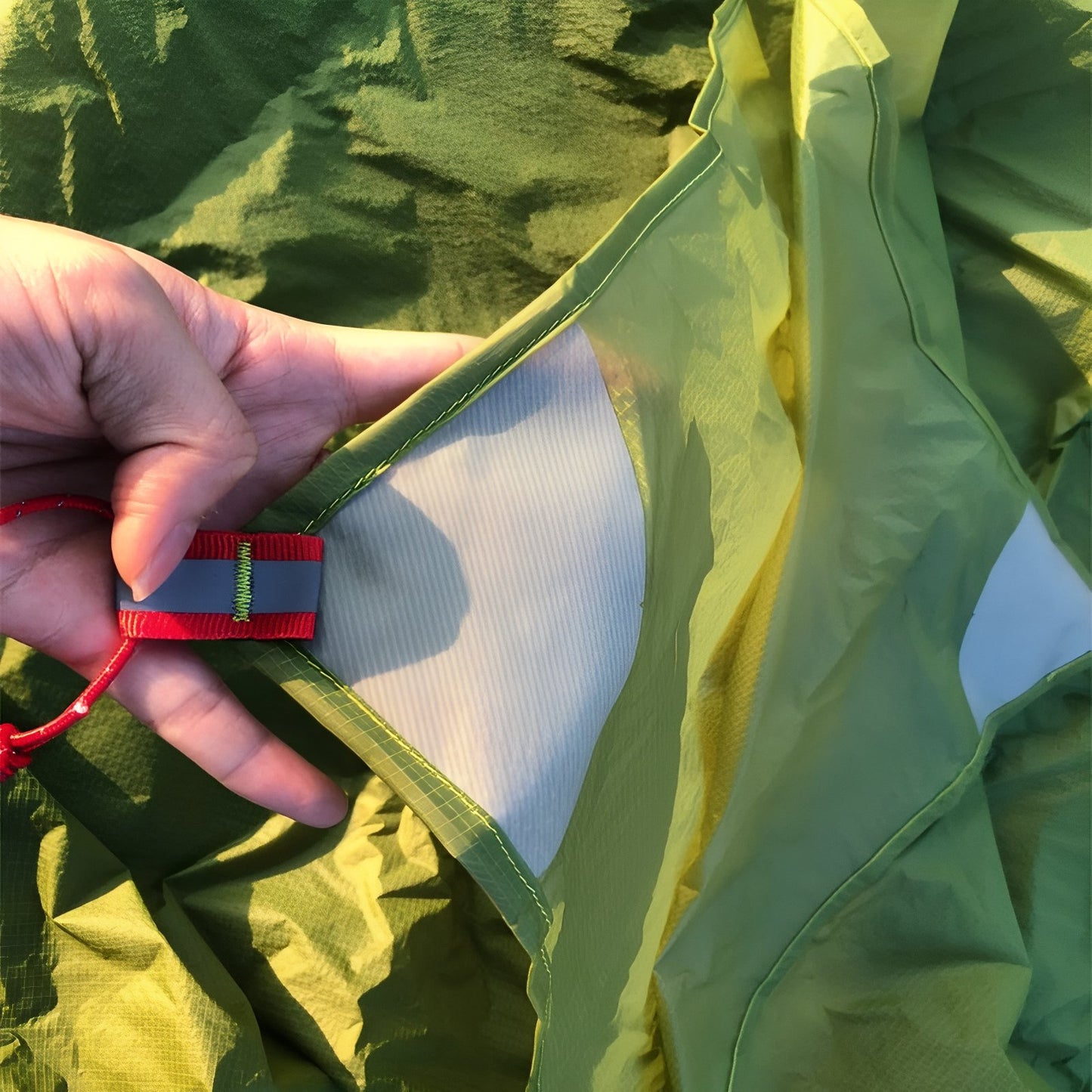 Tarp Randonnée Ultra Léger gros plan détail sangle - Gris Clair - Vert Olive - Marron Olive
