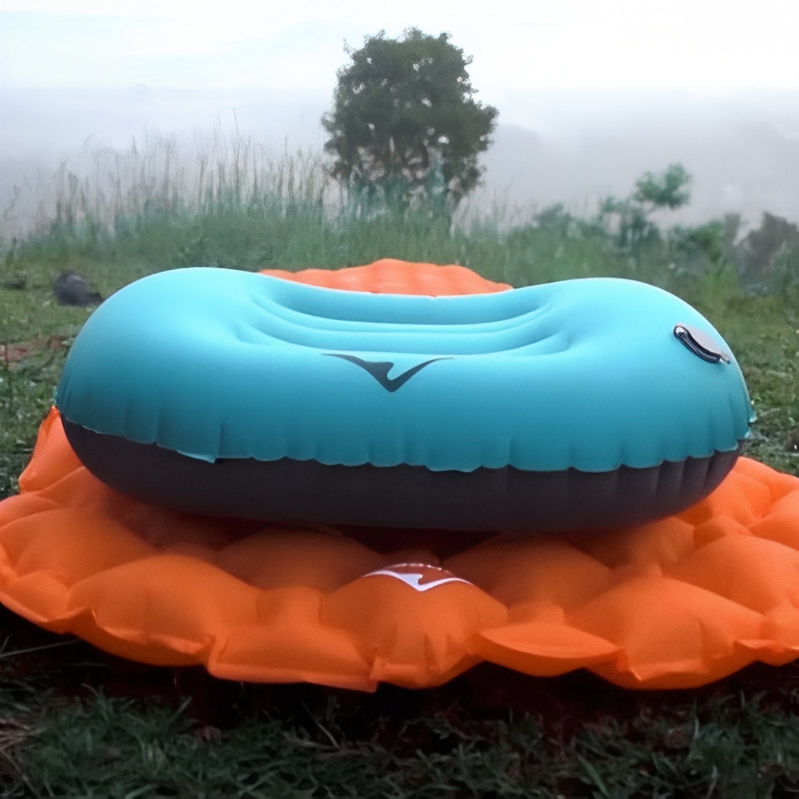 Coussin Camping Gonflable mise en situation extérieure - Turquoise et Noir