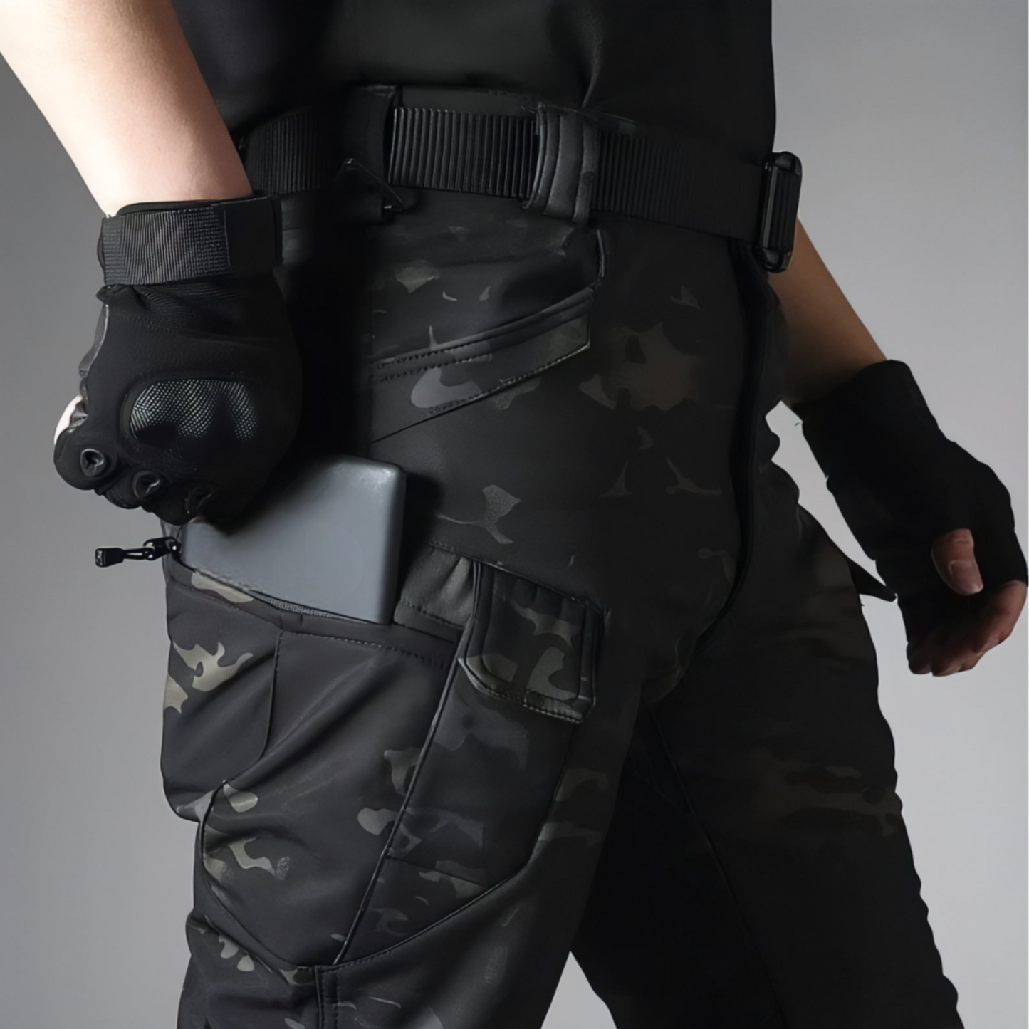 Pantalon Multi Poches Randonnée Homme gros plan poche arrière - Vert Olive - Gris Foncé - Noir Profond - Beige Sable