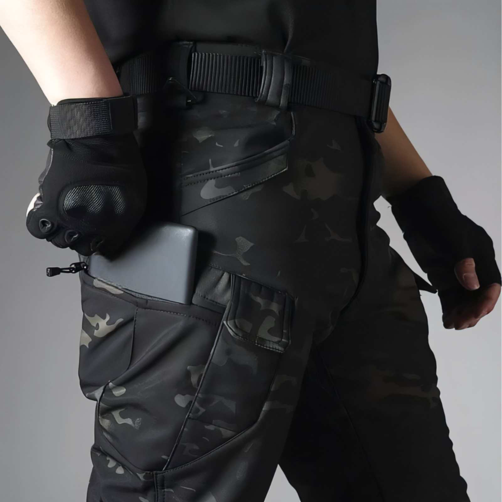 Pantalon Multi Poches Randonnée Homme gros plan poche arrière - Vert Olive - Gris Foncé - Noir Profond - Beige Sable