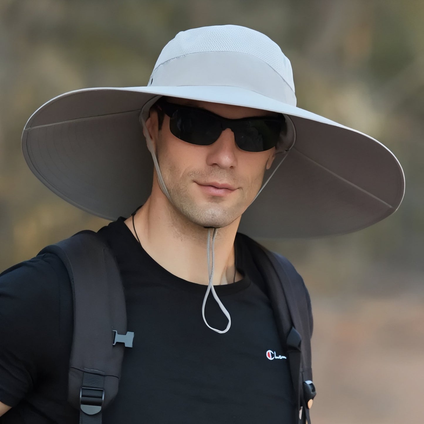 Chapeau À Large Bord Pour Randonnées portée par un homme - Beige - Bleu Marine - Gris - Vert Foncé - Gris Foncé - Bleu Ciel