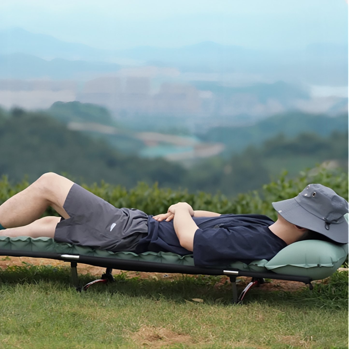 Matelas Gonflable 1 Personne Pour Camping mise en situation extérieure - Vert Sauge - Gris Anthracite