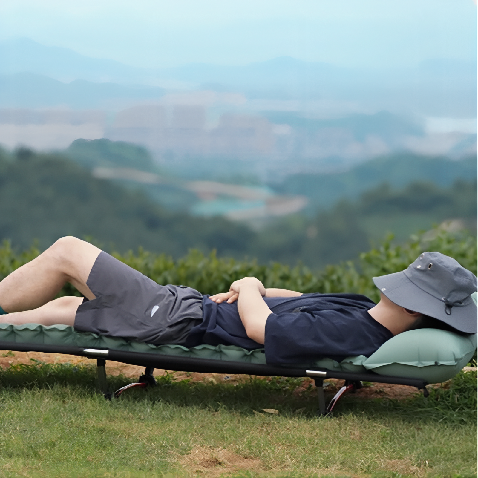 Matelas Gonflable 1 Personne Pour Camping mise en situation extérieure - Vert Sauge - Gris Anthracite