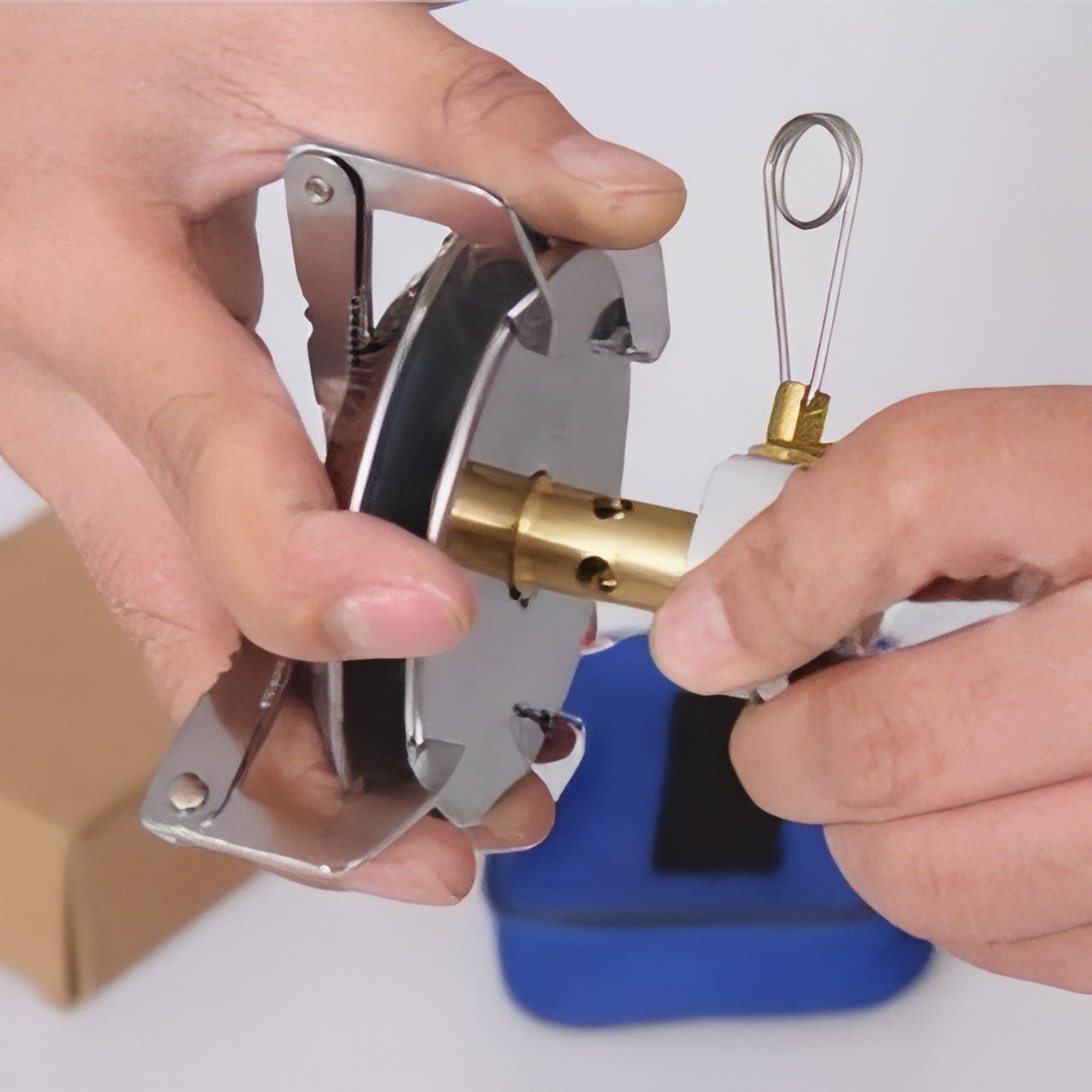 Réchaud Anti-Vent gros plan assemblage - Bleu et Argent