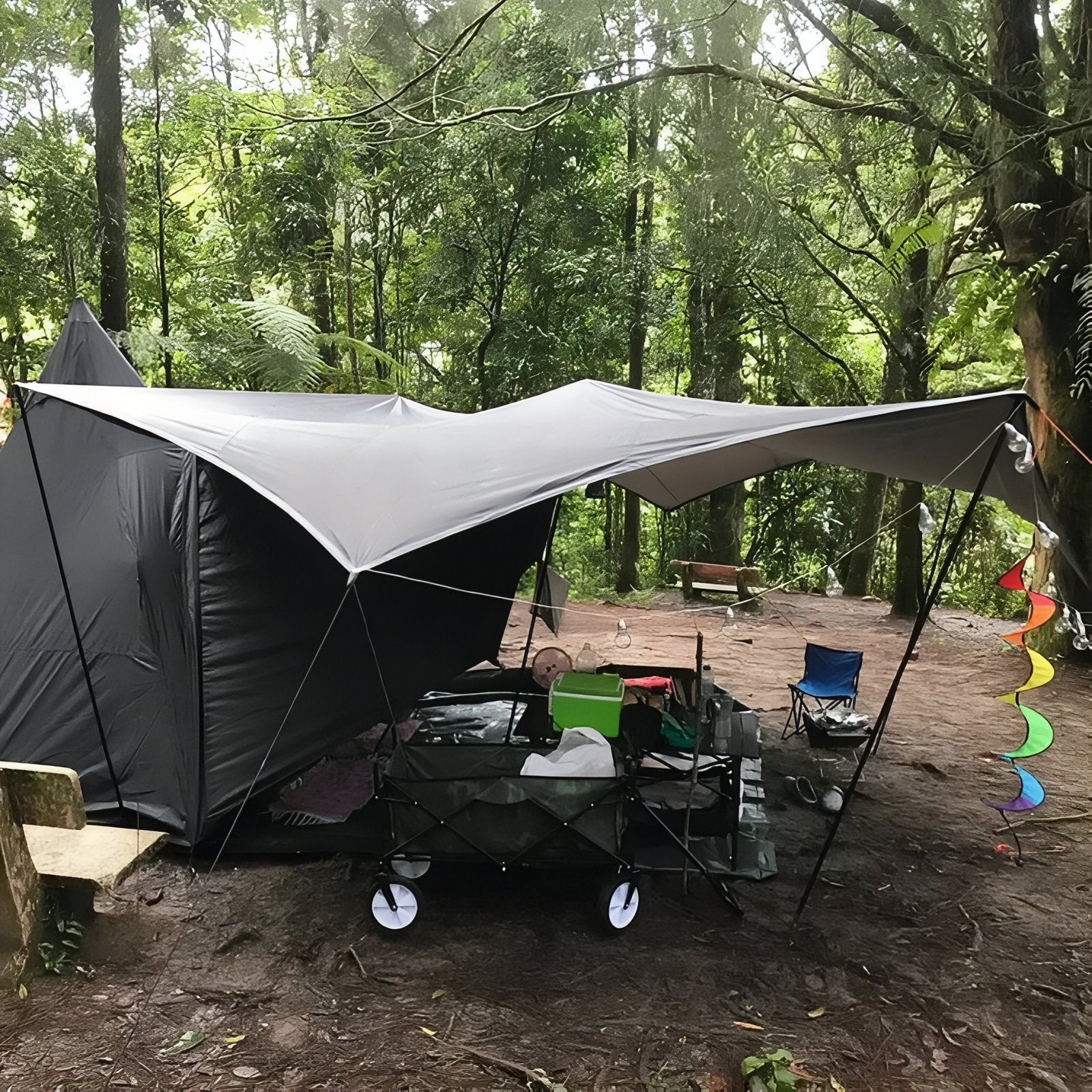 Tarp Randonnée 5.1x5.1M mise en situation camping - Gris et Vert - Gris Foncé et Argenté - Beige et Argent