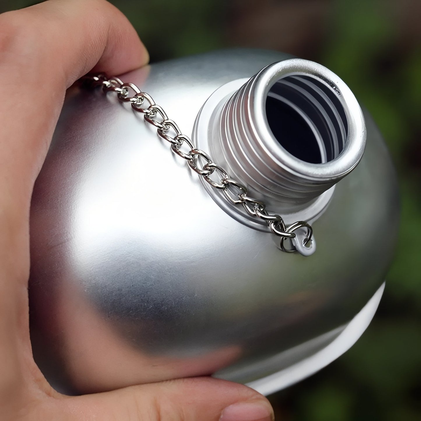 Kit Gourde Randonnée Aluminium gros plan bouchon et chaîne - Gourde + Tasse + Housse