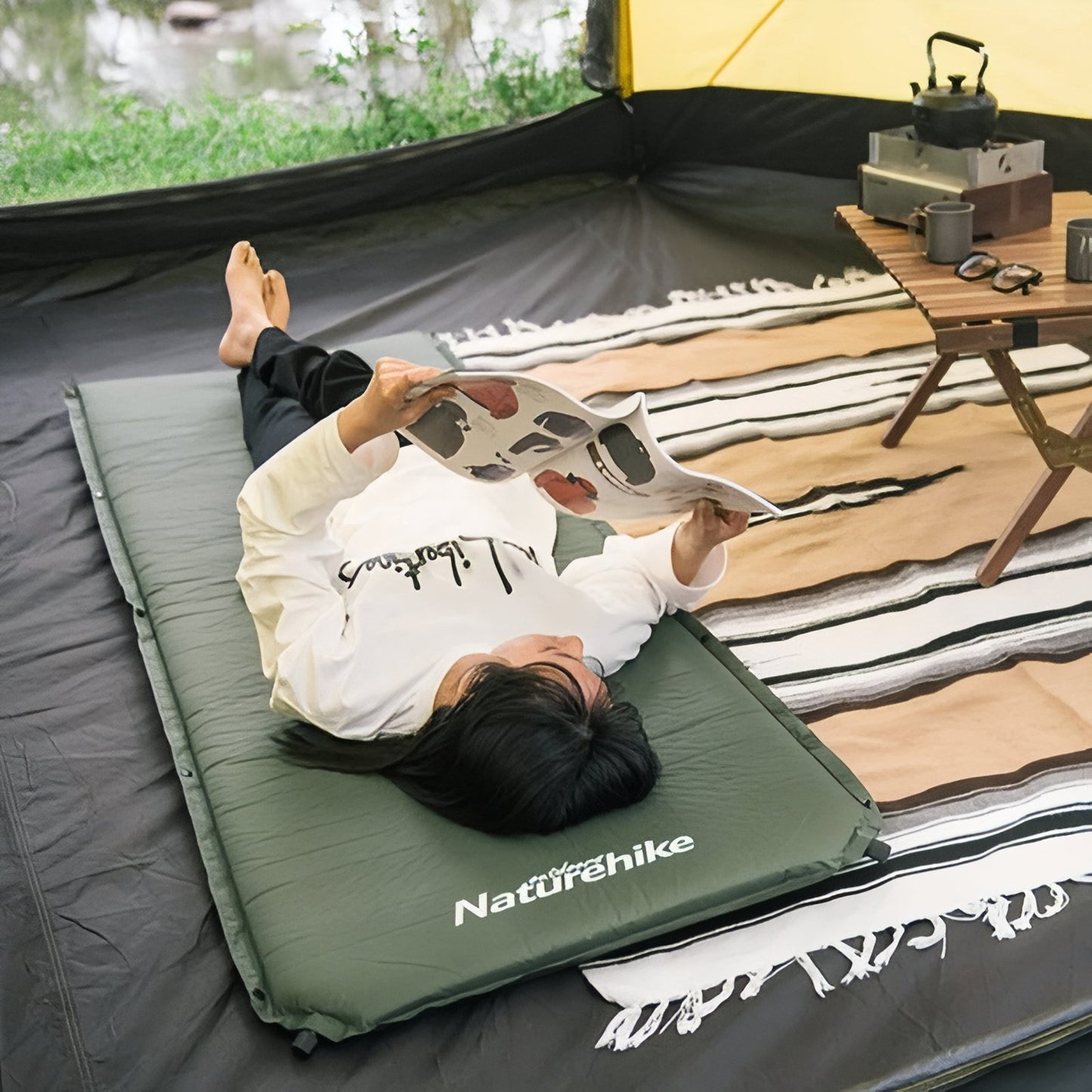Matelas De Camping Autogonflant 1 Personne person lisant magazine - Vert Foncé - Gris Foncé - Beige Clair