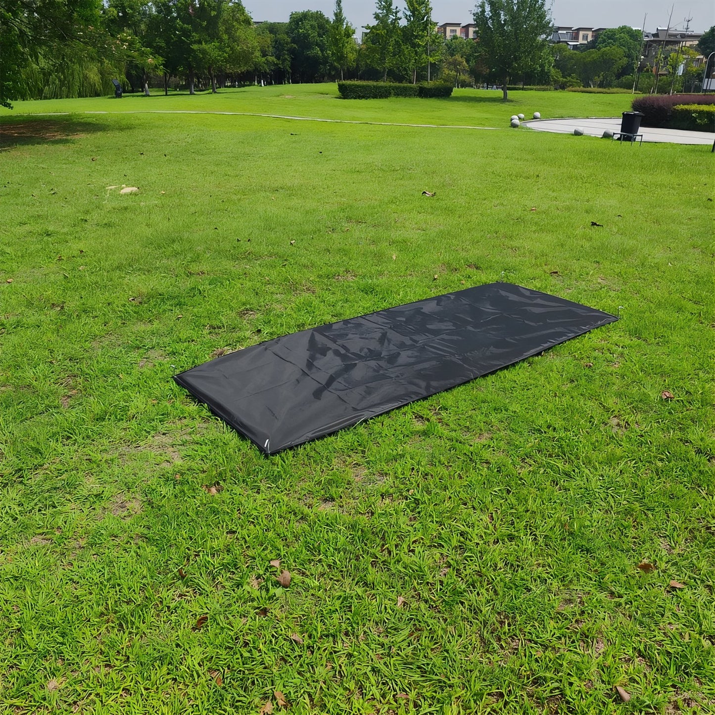 Tente Bivouac Légère 1 Personne mise en situation sur herbe - Vert Olive - Beige Sable - Tapis de Sol