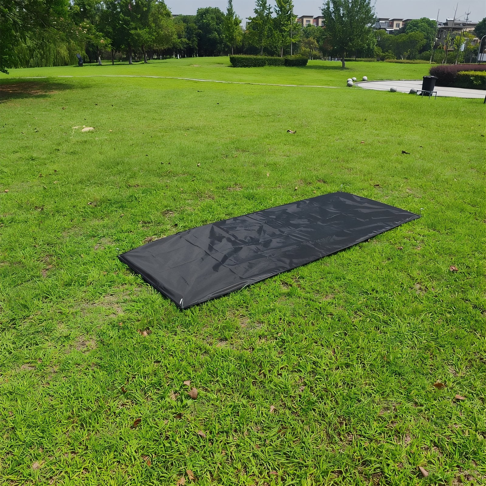 Tente Bivouac Légère 1 Personne mise en situation sur herbe - Vert Olive - Beige Sable - Tapis de Sol