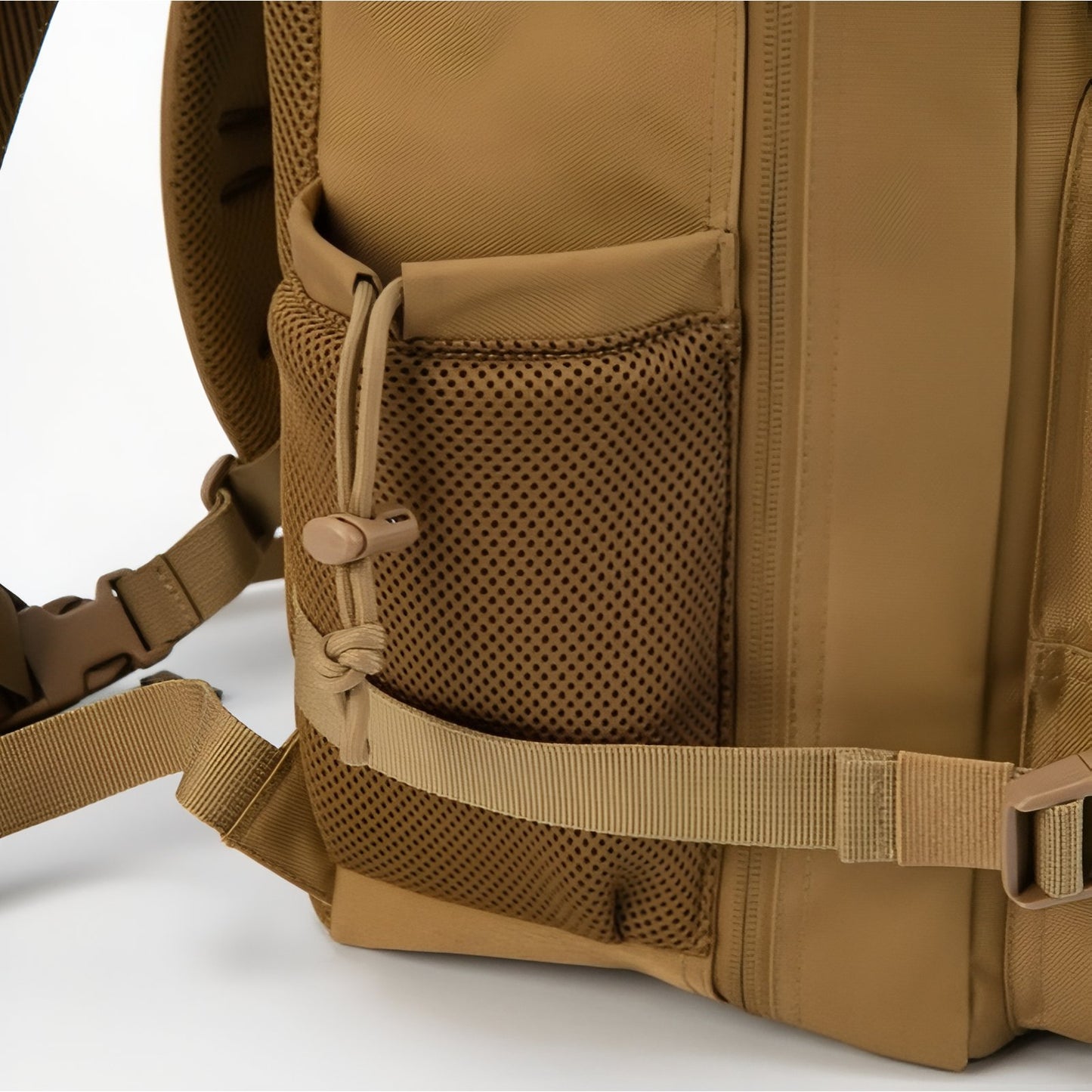 Sac à Dos Militaire Sable 25L gros plan sangle et poche - Marron Foncé