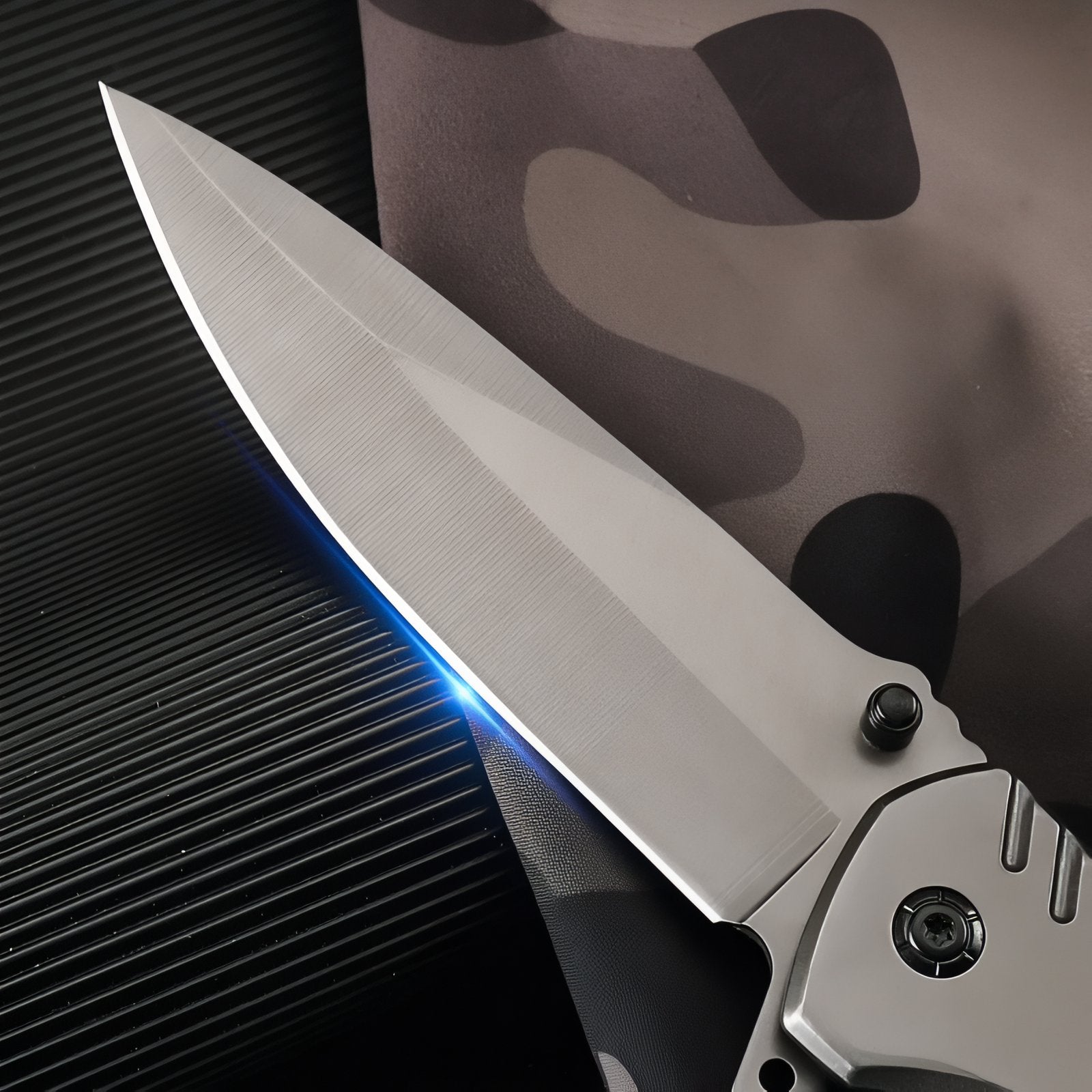 Couteau de Randonnée Pliant gros plan lame - Noir et Gris