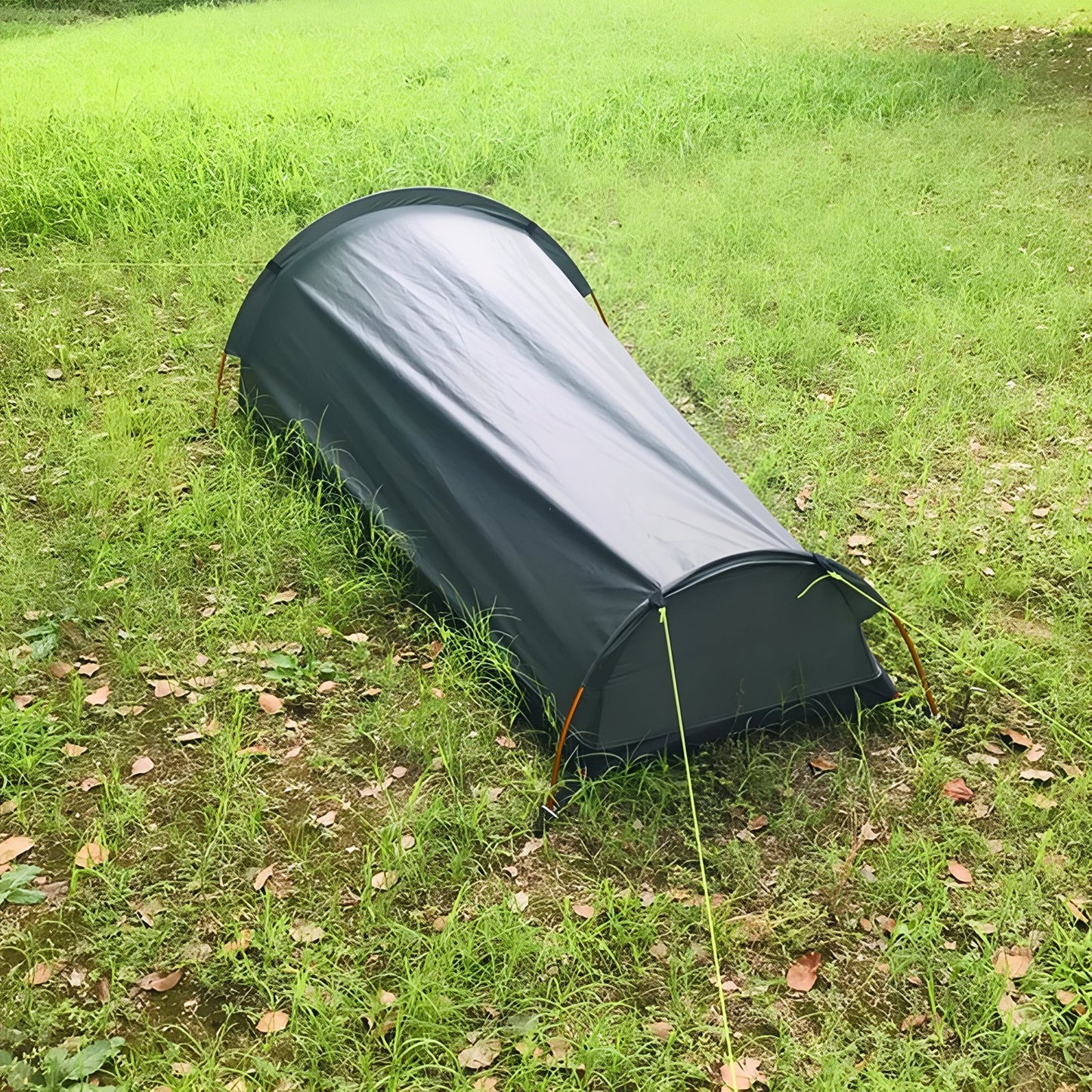 Tente Randonnée 1 Place mise en situation extérieure - Vert Foncé - Jaune et Noir