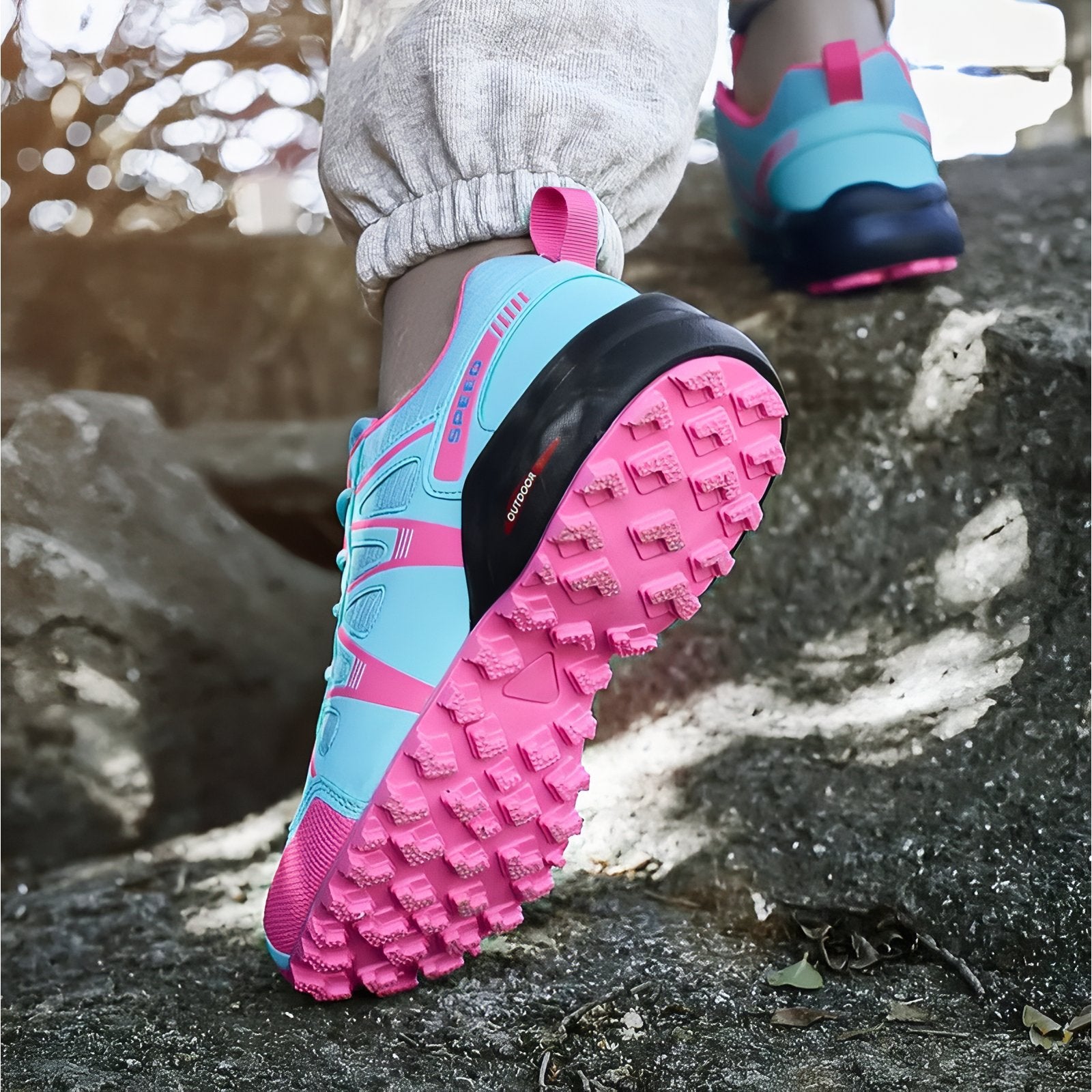 Chaussure Randonnée Femme Légère Bleu et Rose gros plan sur la semelle - Bleu Ciel et Rose Fluo