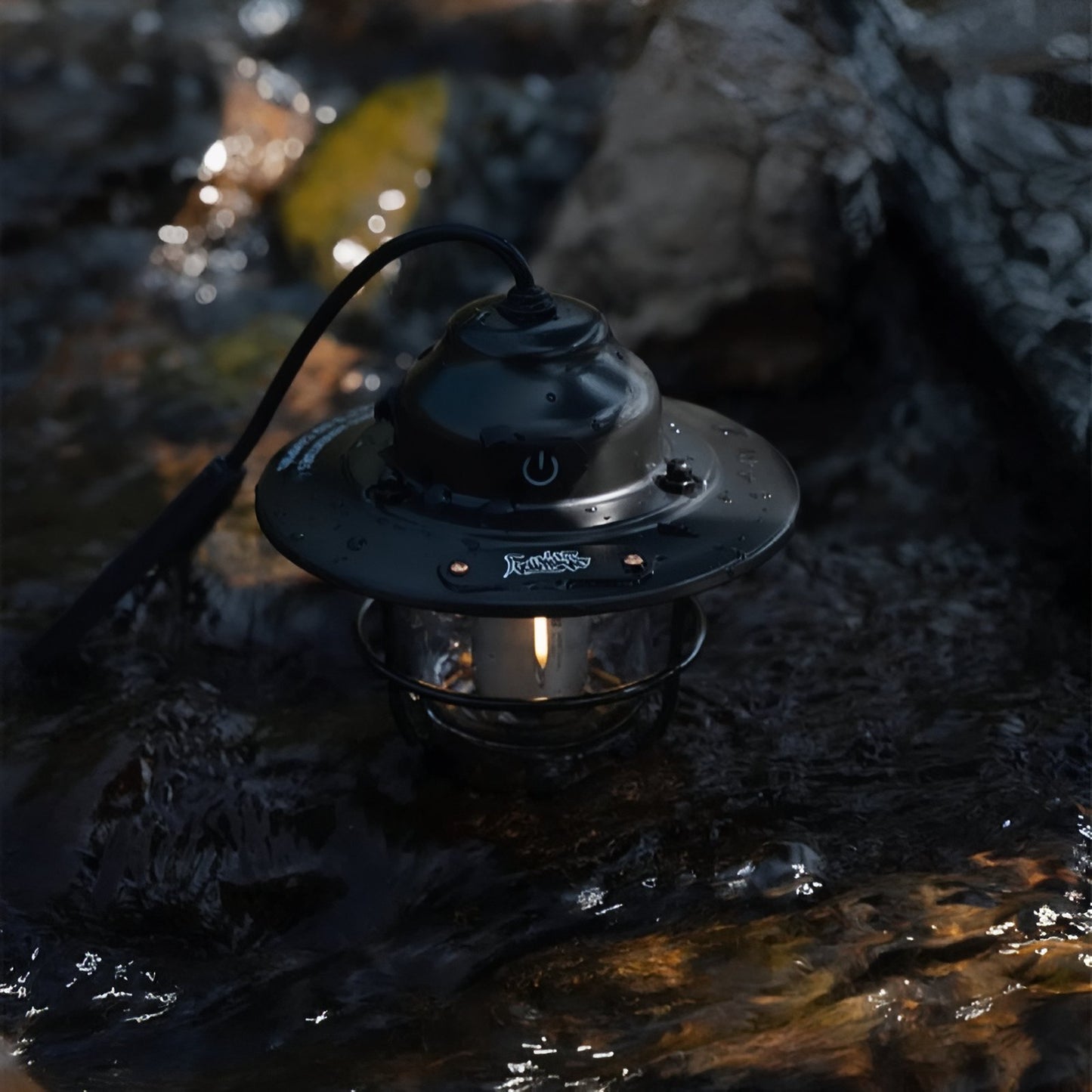 Lanterne Portable Rechargeable mise en situation près de l'eau - Noir - Vert Olive - Marron