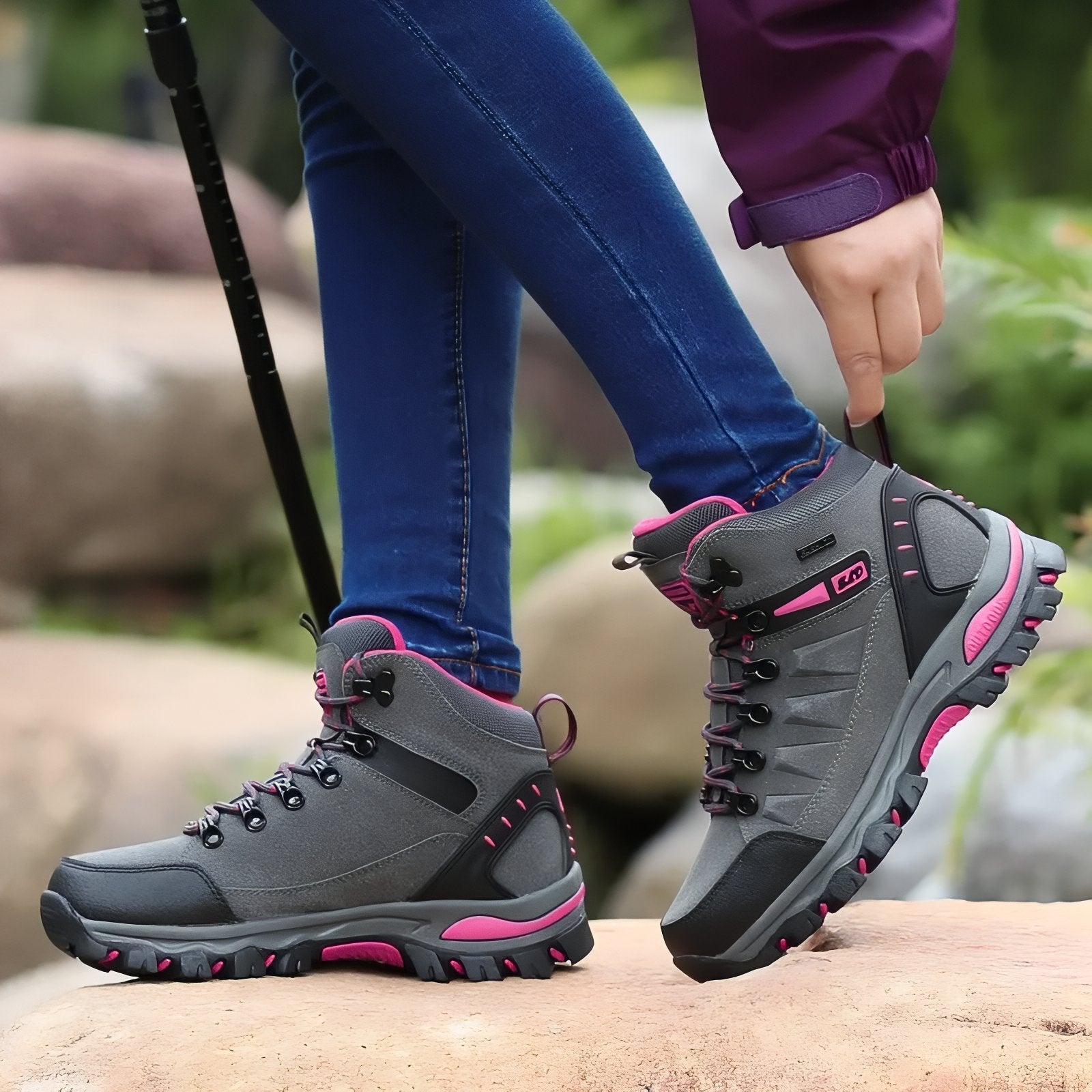 Chaussure Haute Randonnée Femme portée en extérieur - Vert Fluo et Violet - Noir et Fuchsia - Gris et Fuchsia