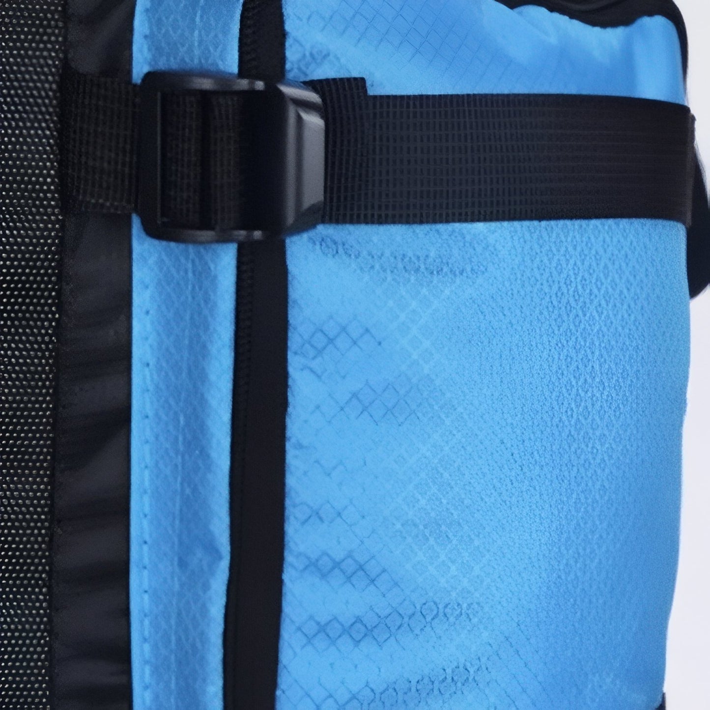 Sac de Randonnée Homme 90 Litres gros plan sangle et zip - Vert - Bleu Marine - Noir - Bleu Ciel