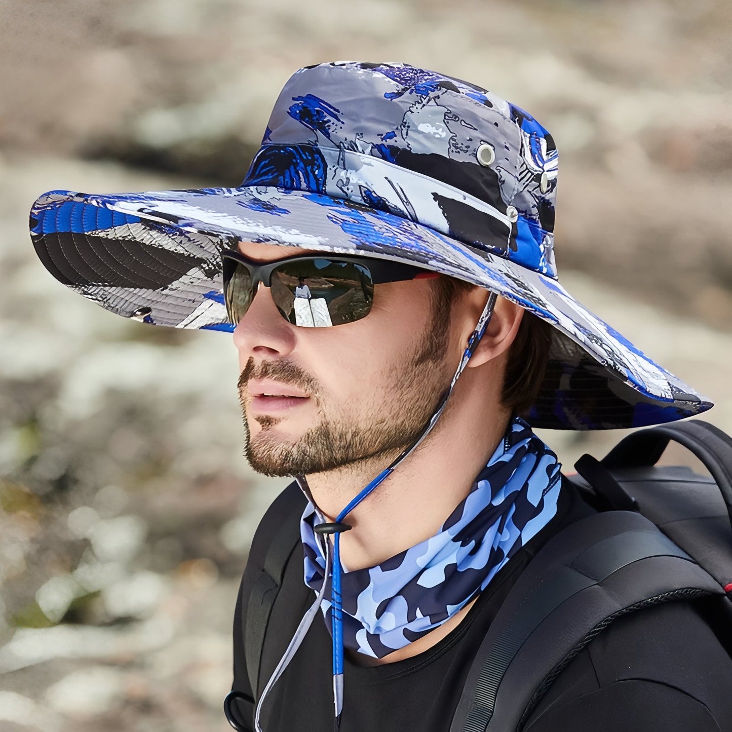 Chapeau Randonnée Camouflage portée sur la tête - Gris - Rouge - Jaune - Bleu Marine