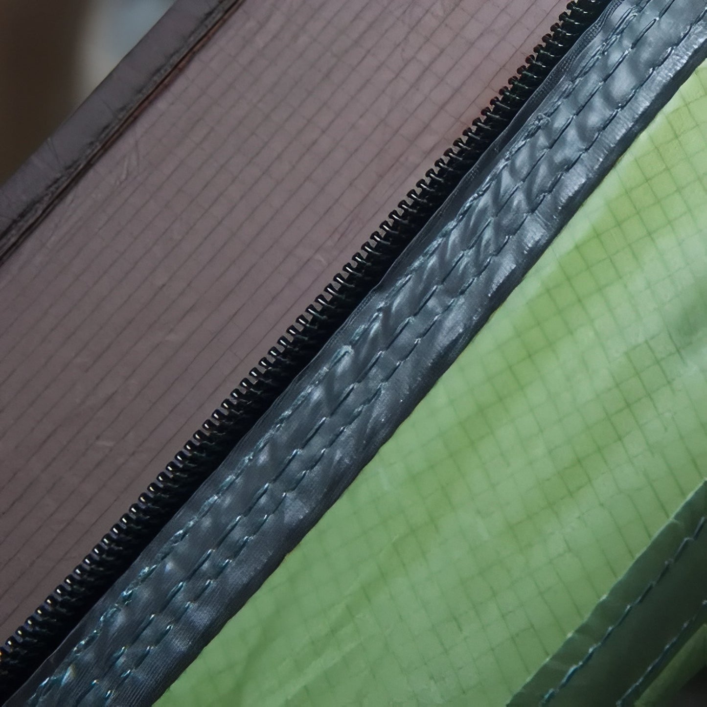 Tente Dôme 2 Places gros plan fermeture zippée - Jaune et Gris - Vert Olive et Jaune