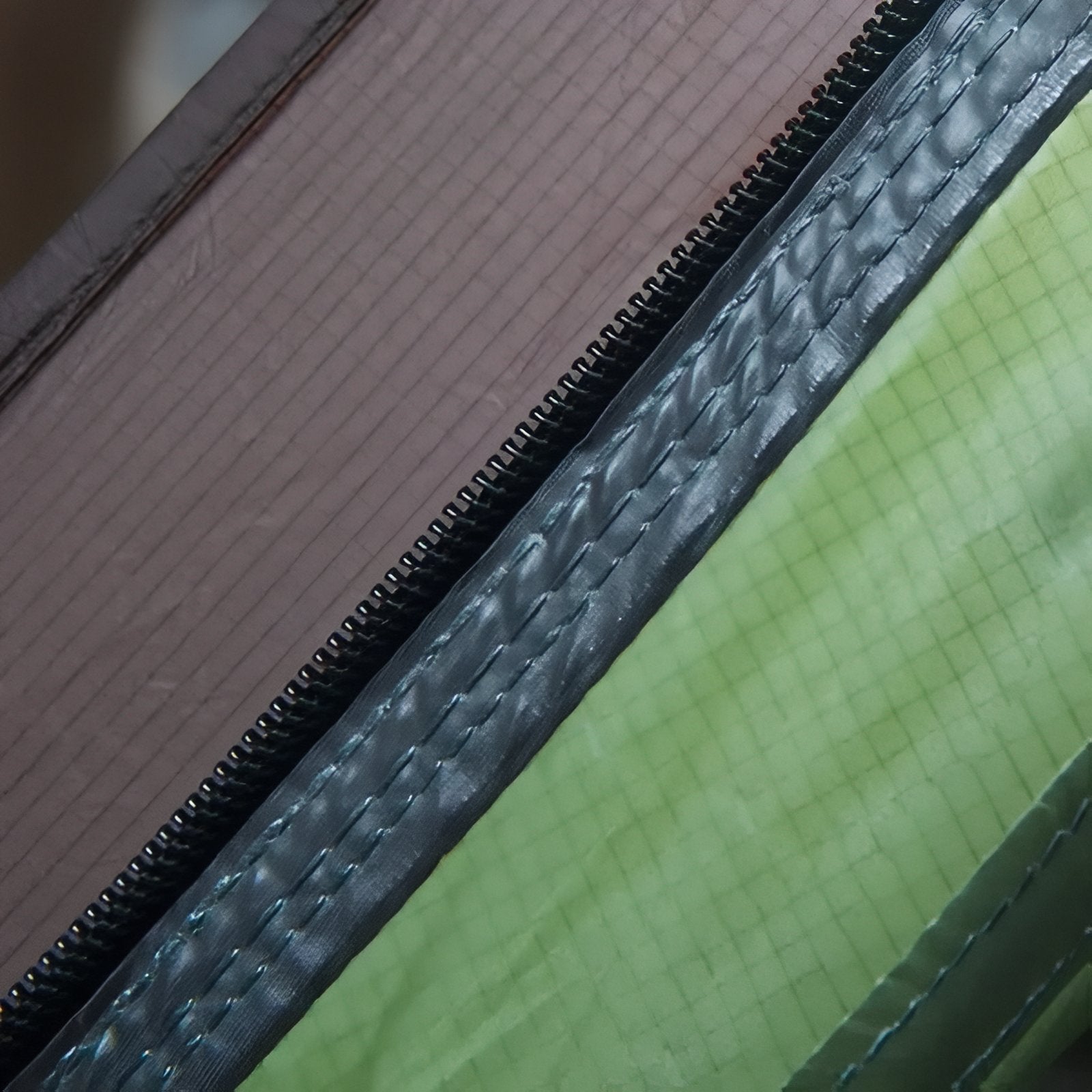 Tente Dôme 2 Places gros plan fermeture zippée - Jaune et Gris - Vert Olive et Jaune