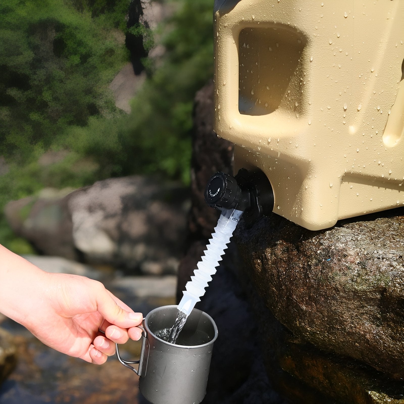 Jerrican Eau Camping 12L eau versée dans tasse - Vert Olive - Beige Clair - Noir Mat