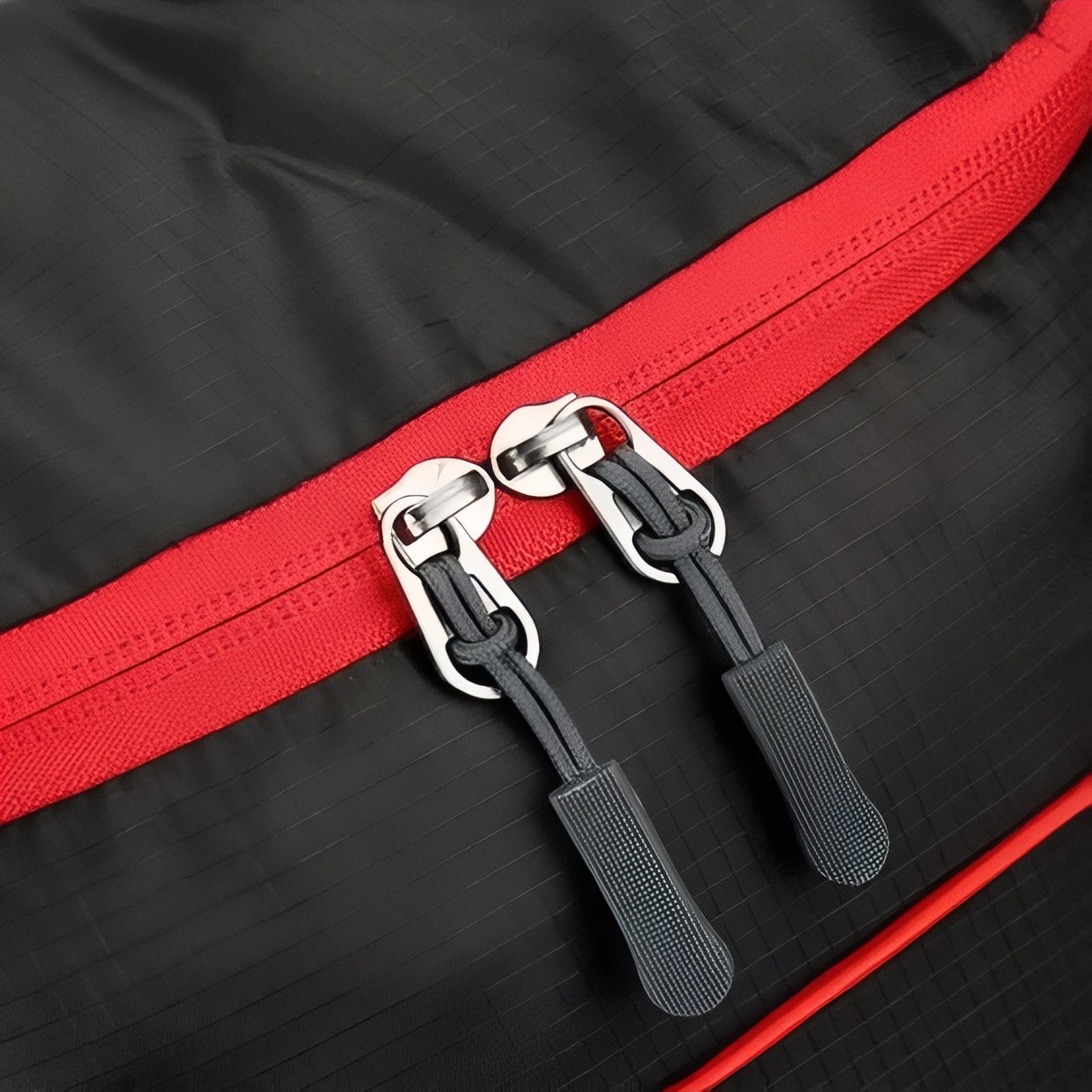 Sac à Dos Pliable Randonnée 20L gros plan fermeture zippée - Noir et Rouge - Bleu Marine et Orange - Gris et Bleu