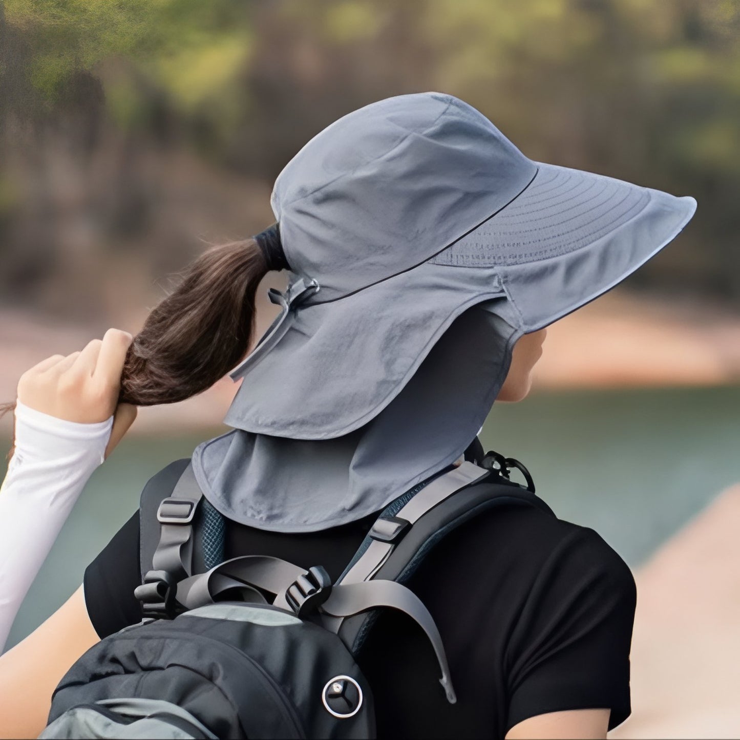 Chapeau Soleil Randonnée Femme portée à la main - Bleu Marine - Gris - Lavande - Gris Clair - Taupe - Beige - Noir - Rose Pâle - Camel - Bleu Ciel