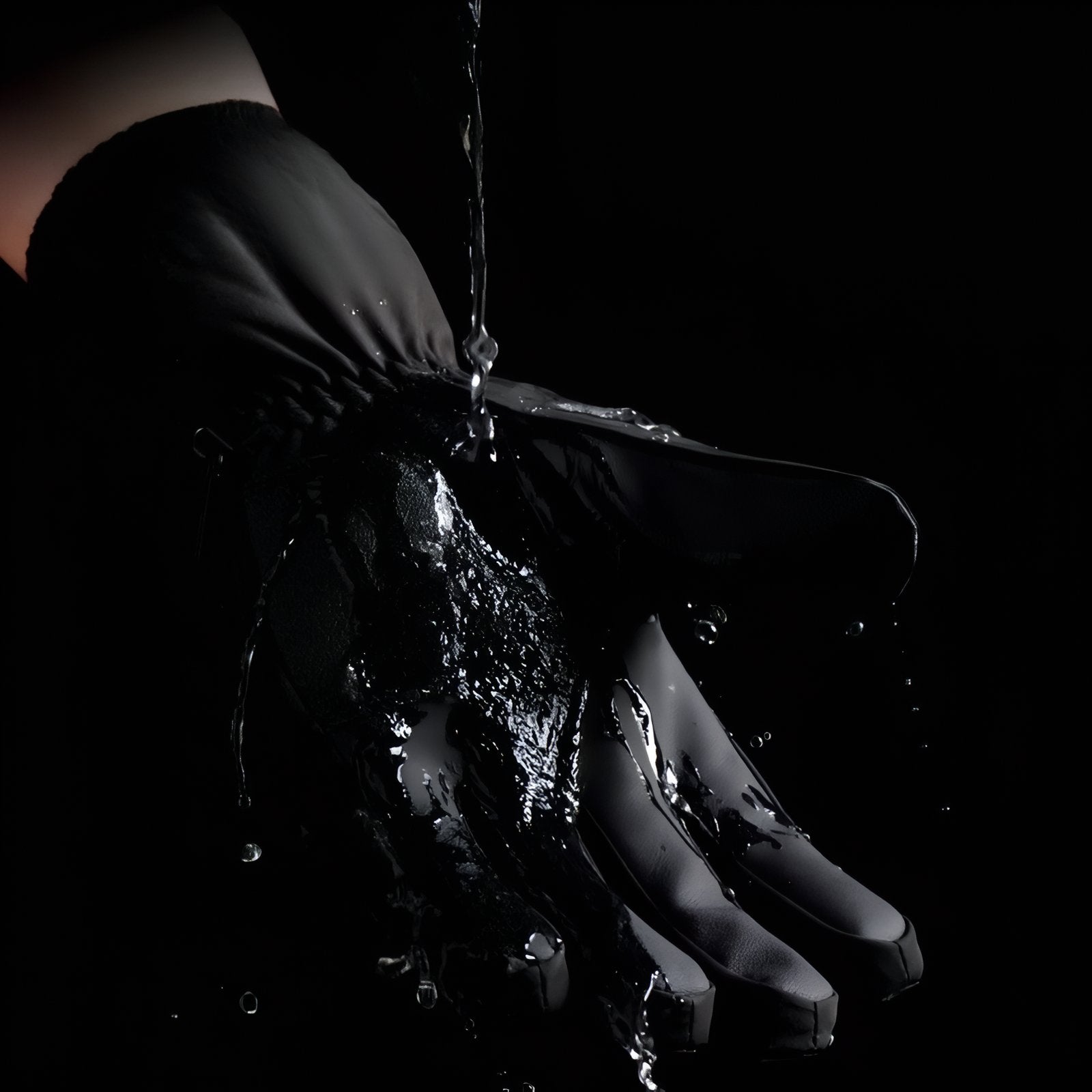 Gants Randonnée Grand Froid gros plan main avec eau - Noir avec Poche - Blanc avec Poche - Noir