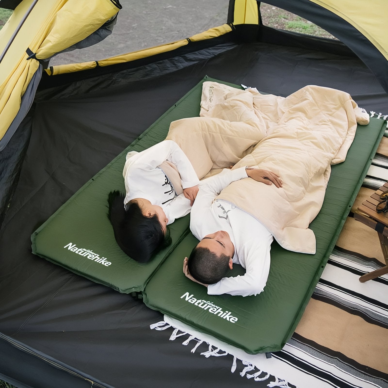 Matelas De Camping Autogonflant 1 Personne deux matelas côte à côte - Vert Foncé - Gris Foncé - Beige Clair
