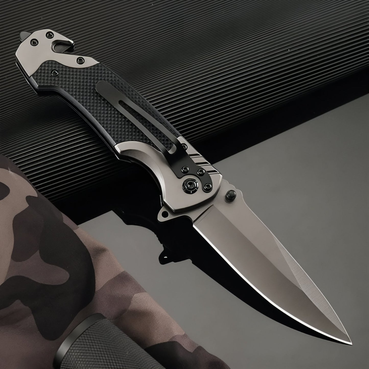 Couteau de Randonnée Pliant gros plan sur la lame - Noir et Gris