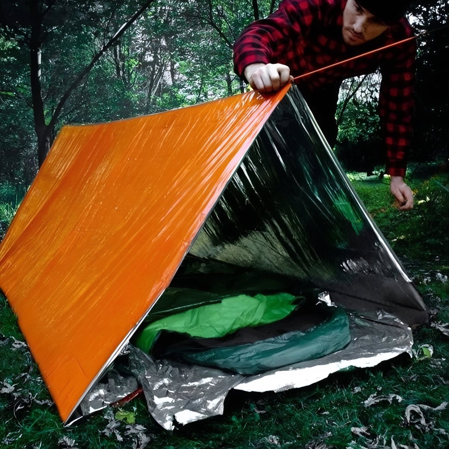 Tente Bivouac Survie mise en situation - Orange et Argent - Vert Olive