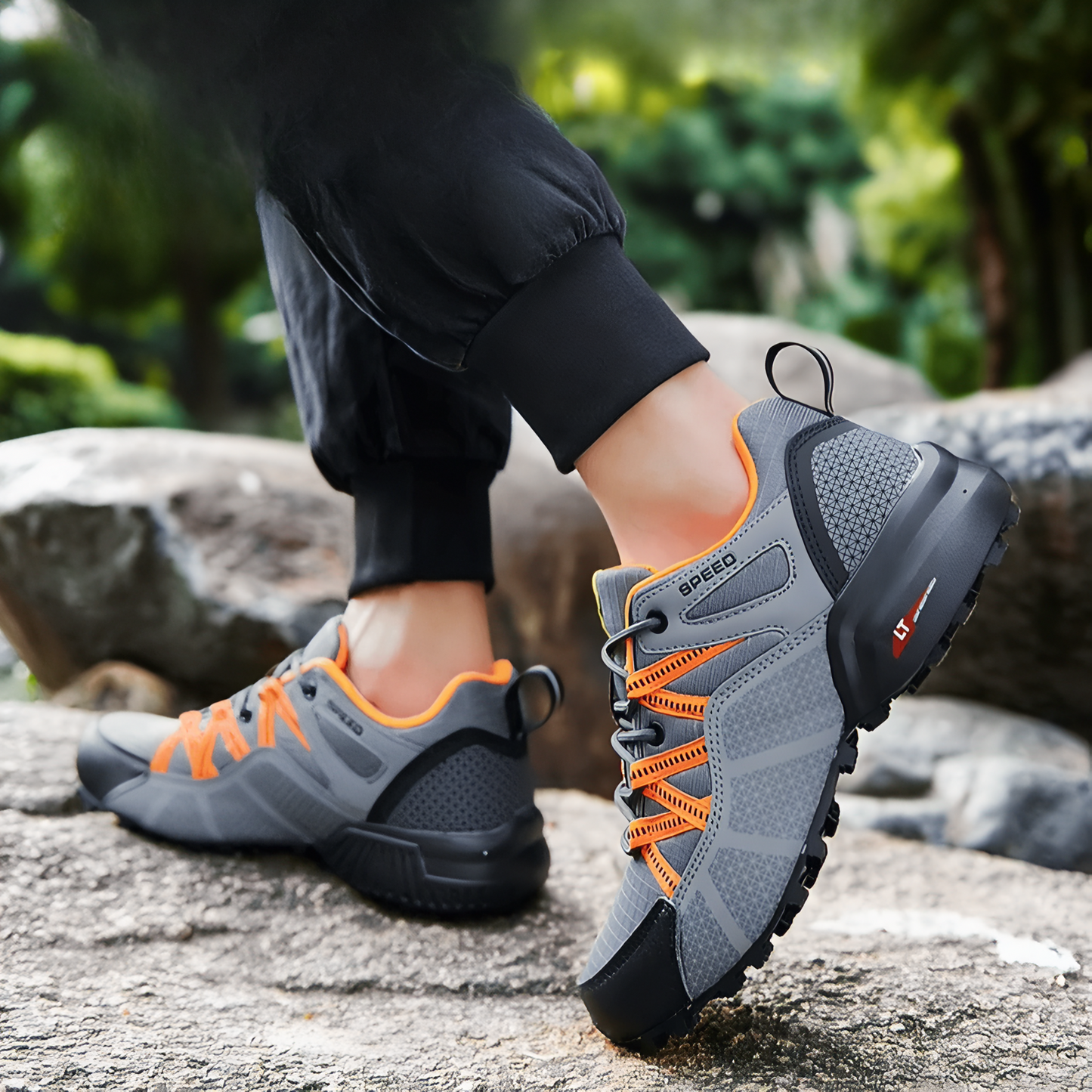 Basket Homme Randonnée Imperméable Orange portée au pied - Gris et Orange