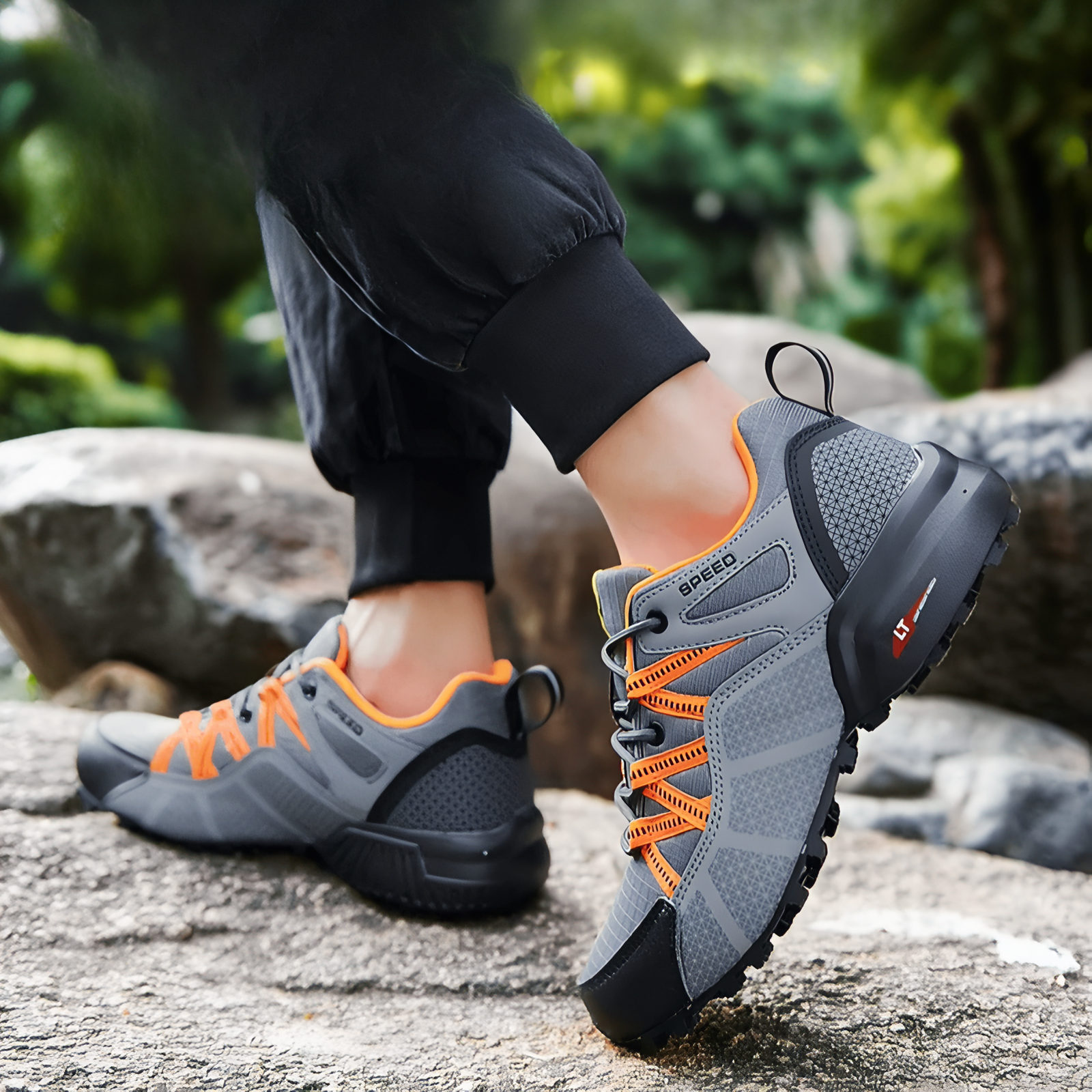 Basket Homme Randonnée Imperméable Orange portée au pied - Gris et Orange