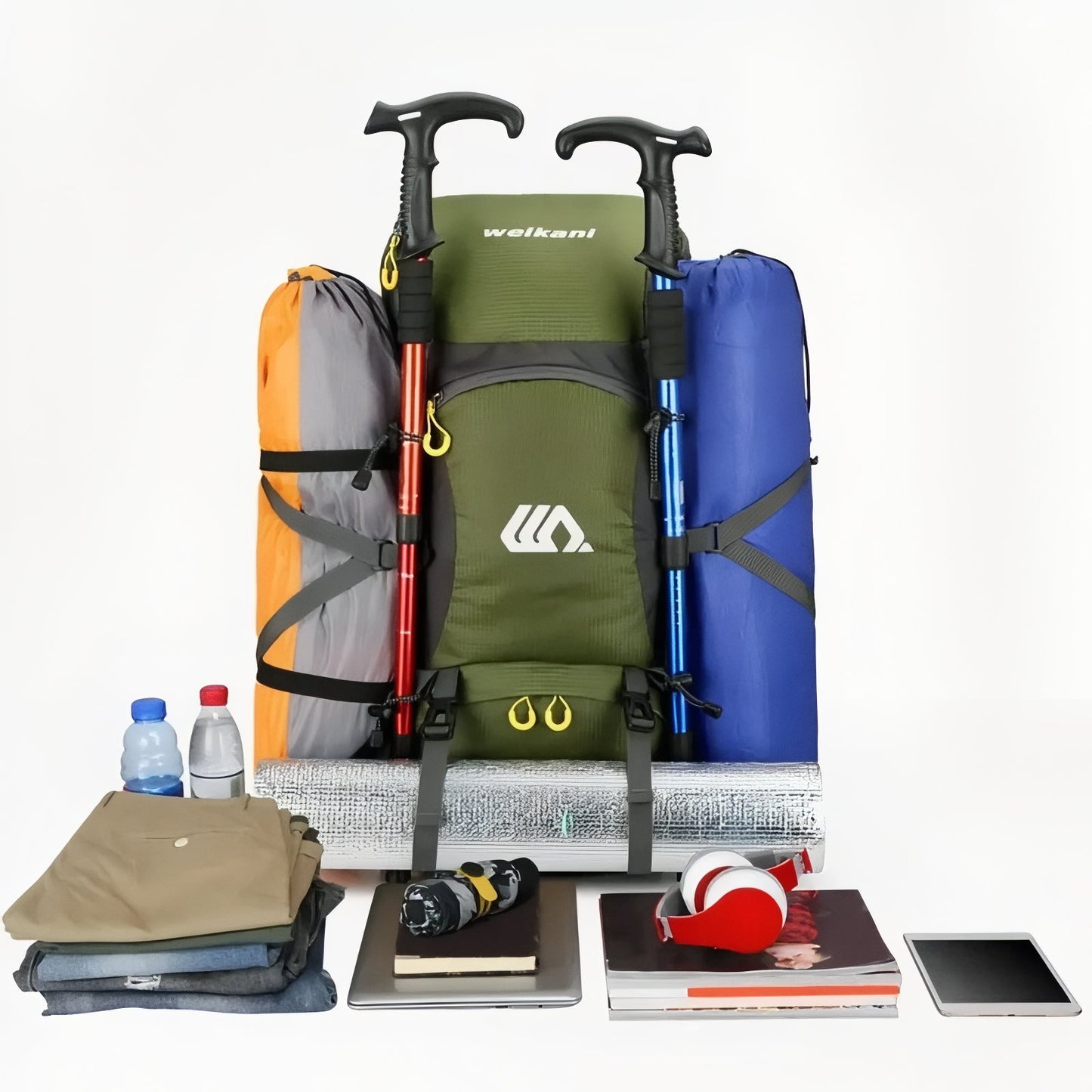 Sac a Dos Léger Randonnée 50 litres mise en situation avec accessoires - Orange - Noir - Bleu Marine - Rouge - Vert