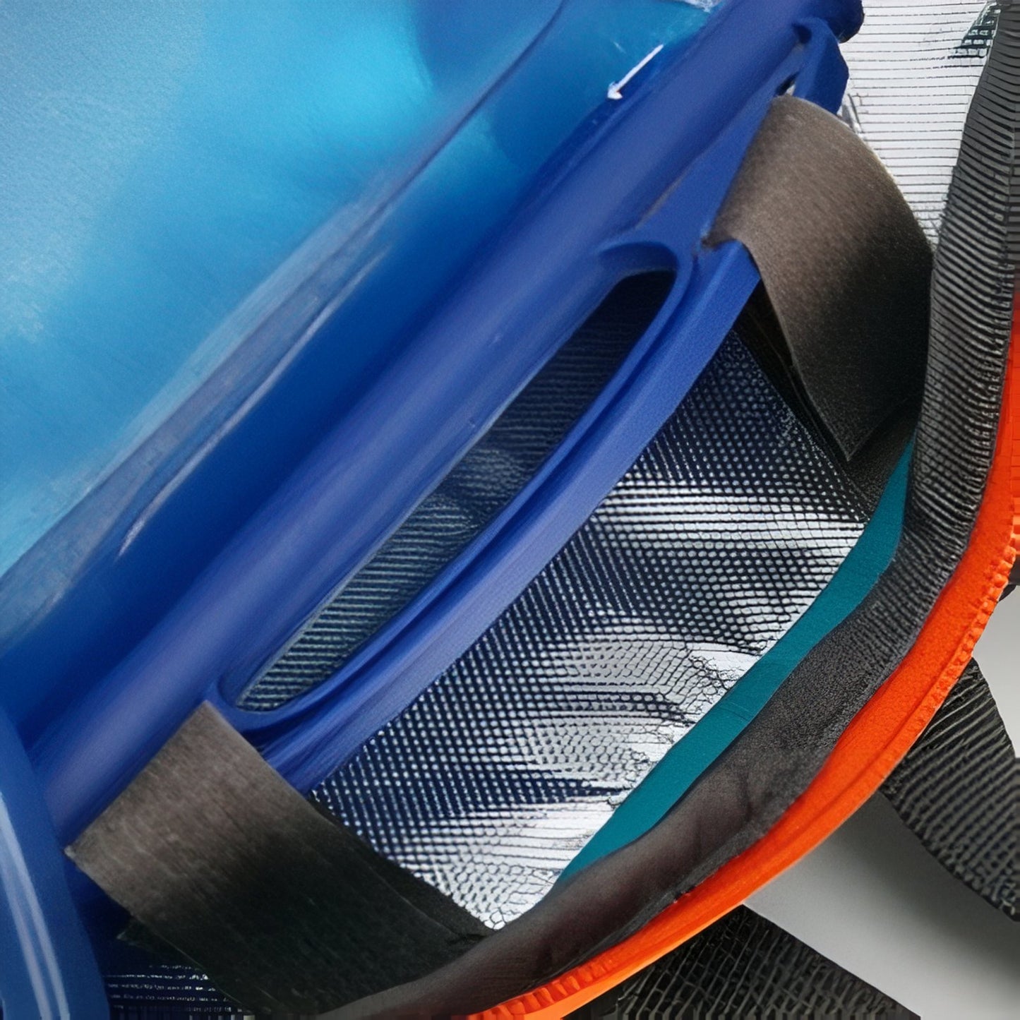 Sac à Dos Randonnée Avec Trou Pour Poche À Eau gros plan sur compartiment - Turquoise et Orange - Bleu Marine et Rouge - Noir et Bleu