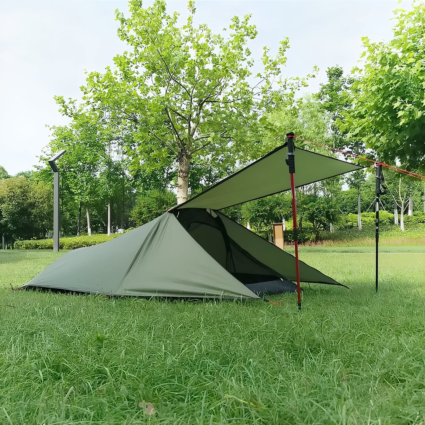 Tente Bivouac Légère 1 Personne mise en situation extérieure - Vert Olive - Beige Sable - Tapis de Sol