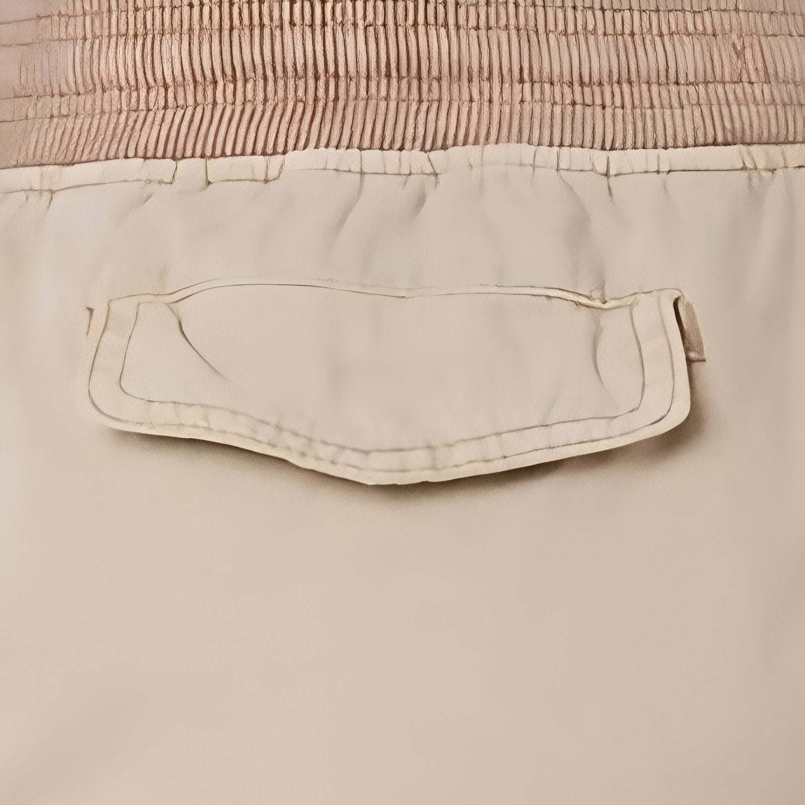 Bermuda Femme Randonnée Queen gros plan poche arrière - Beige - Noir - Gris Clair - Terracotta - Vert Armée - Vert Clair - Bleu Marine