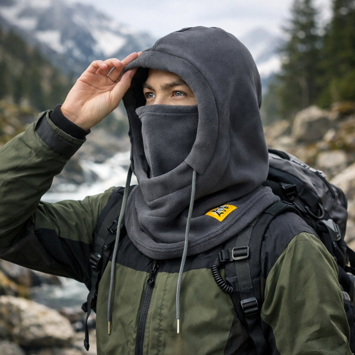 Cagoule Polaire Grand Froid portée en extérieur - Gris Foncé - Noir - Rose Pâle - Blanc - Beige
