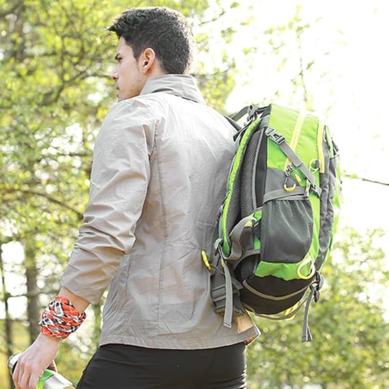 Sac à Dos Marche Randonnée 40L portée sur l'épaule - Vert Fluo - Gris - Bleu Cobalt - Orange - Noir et Jaune - Rouge - Turquoise - Violet - Noir et Rouge - Bleu Marine - Vert Olive