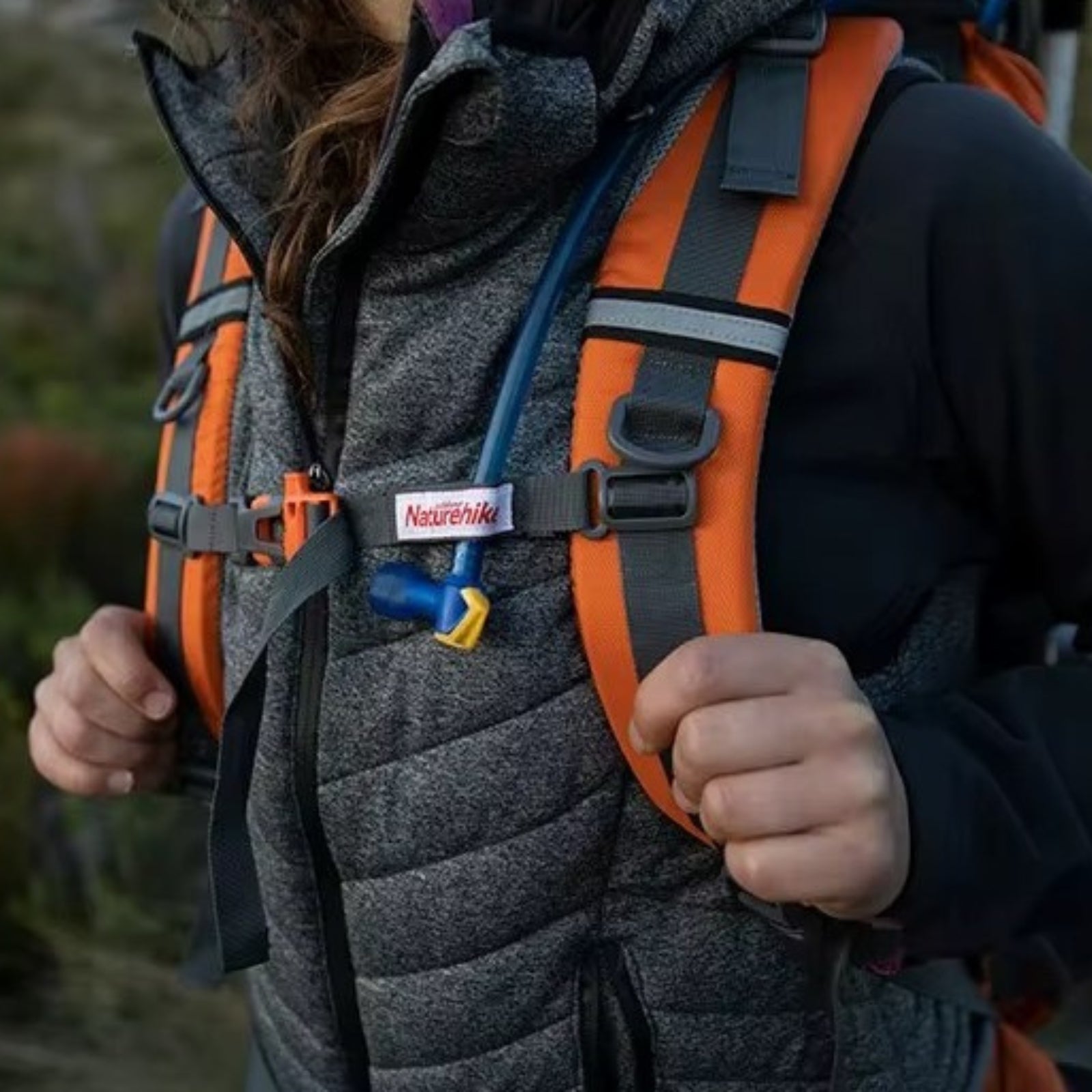 Sac à Dos Randonnée Pro Homme 75L portée à la main - Orange - Noir - Bleu