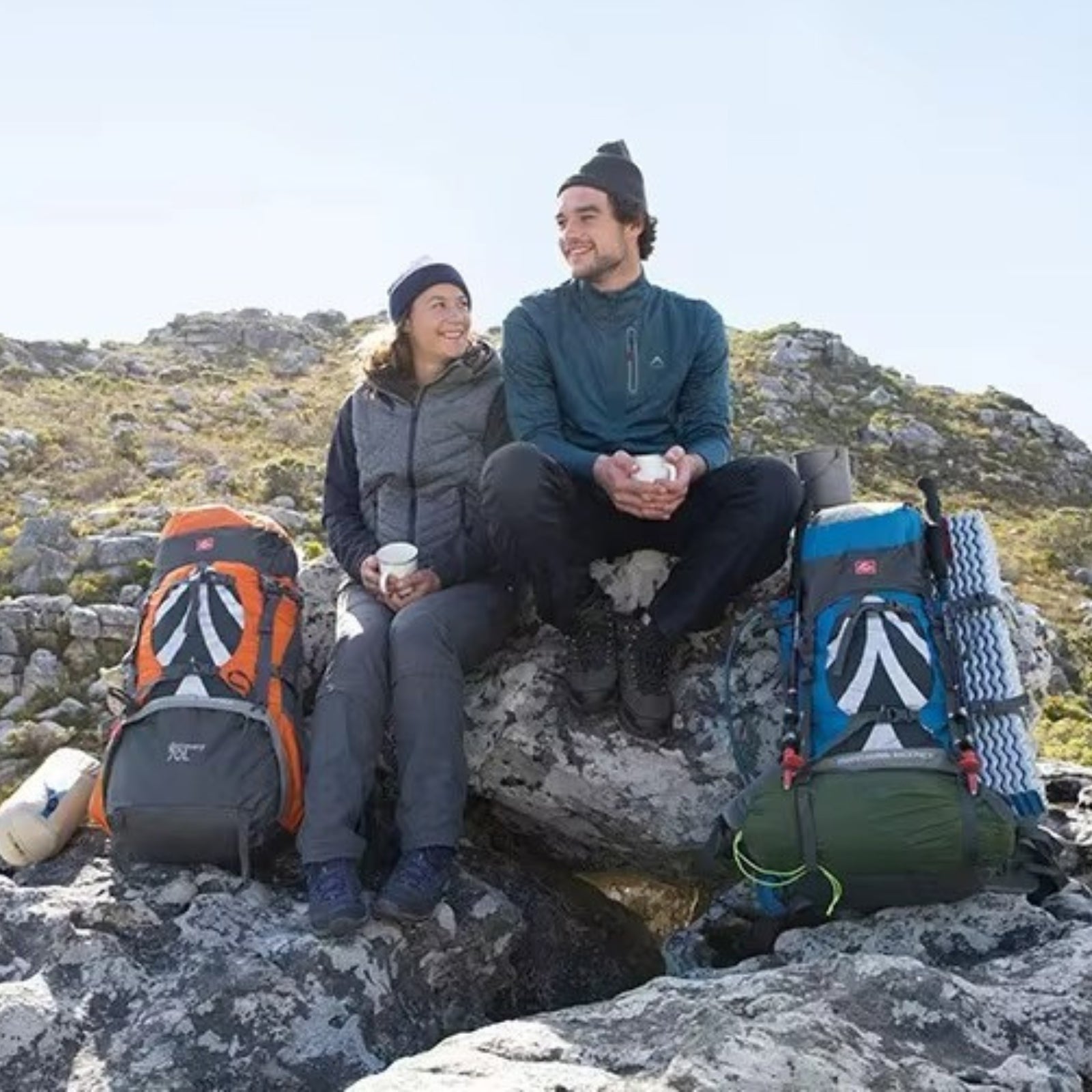 Sac à Dos Randonnée Pro Homme 75L mise en situation couple - Orange - Noir - Bleu