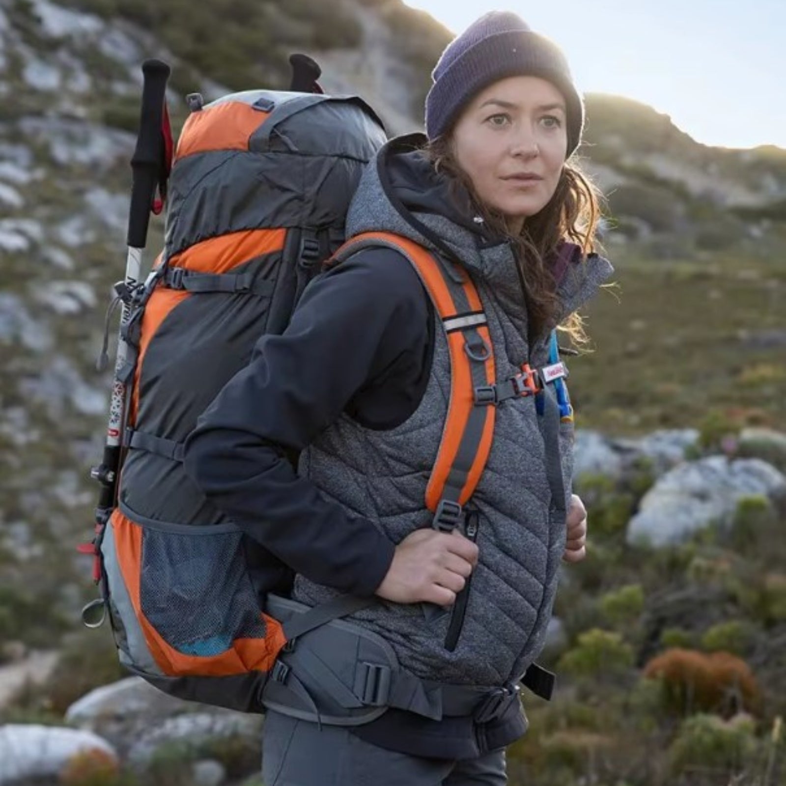 Sac à Dos Randonnée Pro Homme 75L portée sur le dos - Orange - Noir - Bleu