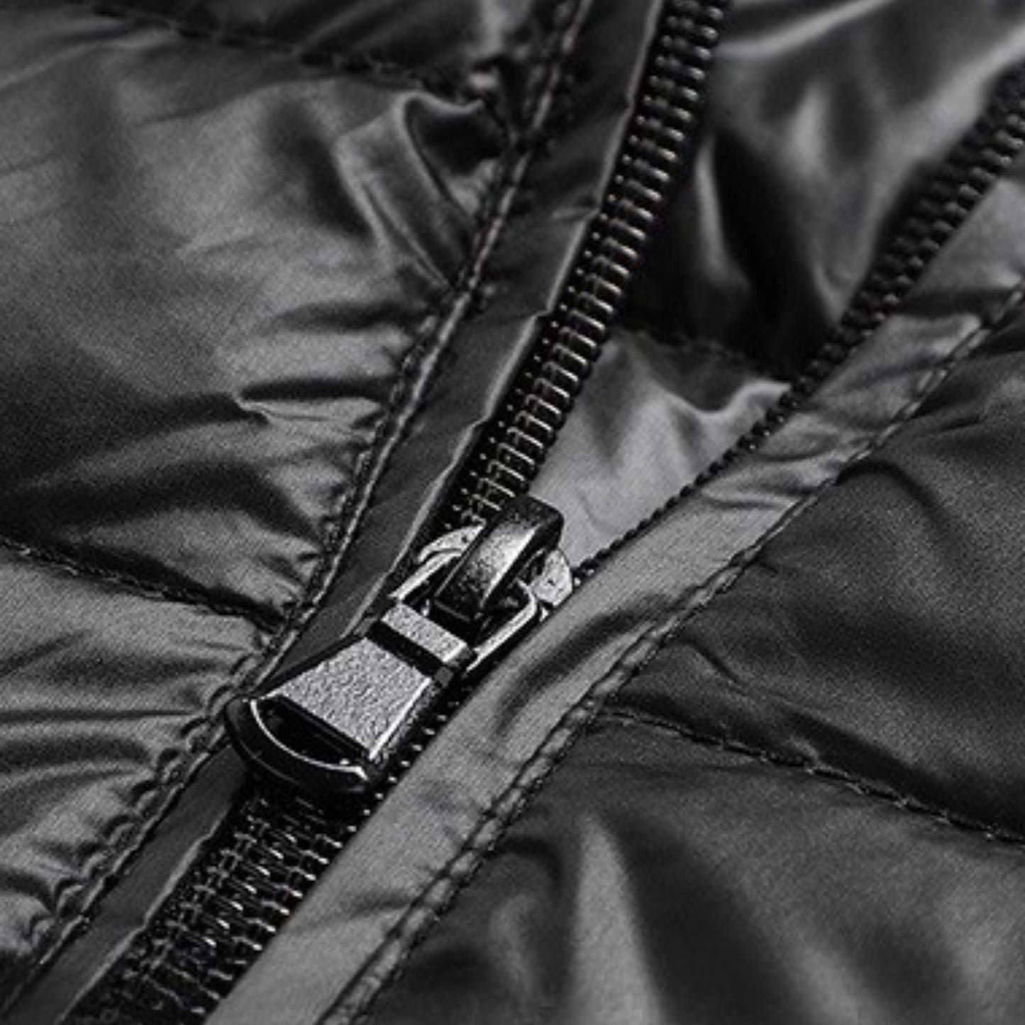 Doudoune Randonnée Compressible Homme gros plan fermeture zippée - Noir - Bordeaux - Bleu Marine - Bleu - Gris Argenté