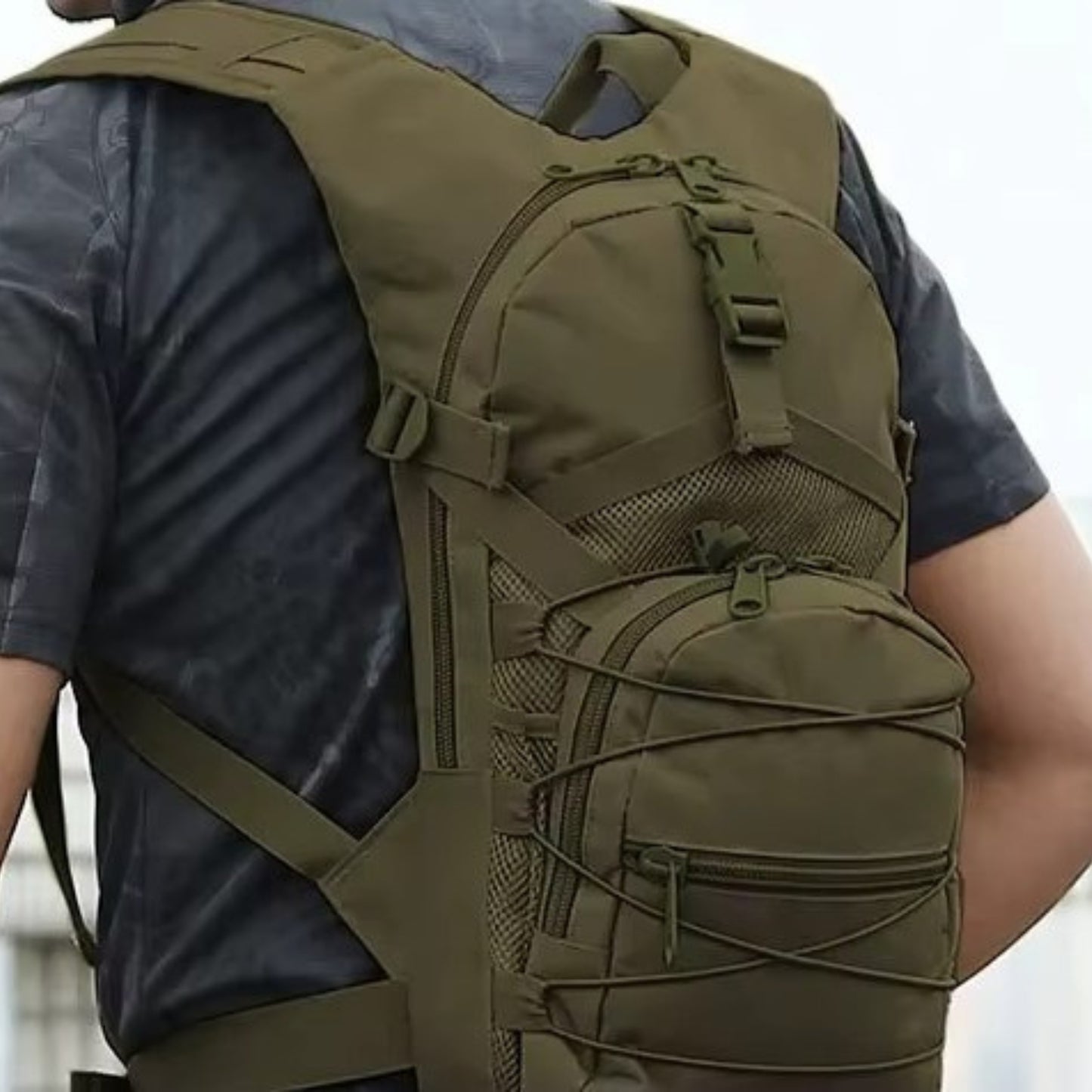 Sac à Dos Militaire 25 Litres portée sur le dos - Vert Olive - Vert Camouflage - Gris Camouflage - Olive Camouflage - Noir