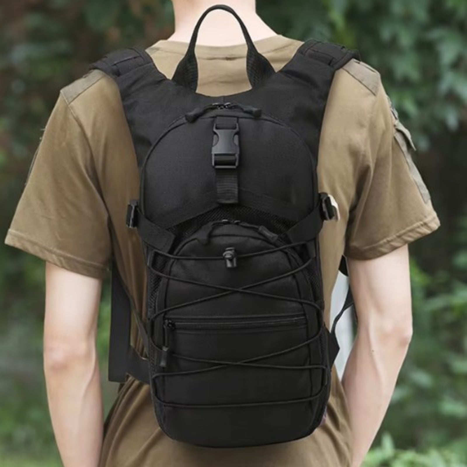 Sac à Dos Militaire 25 Litres portée sur le dos - Vert Olive - Vert Camouflage - Gris Camouflage - Olive Camouflage - Noir